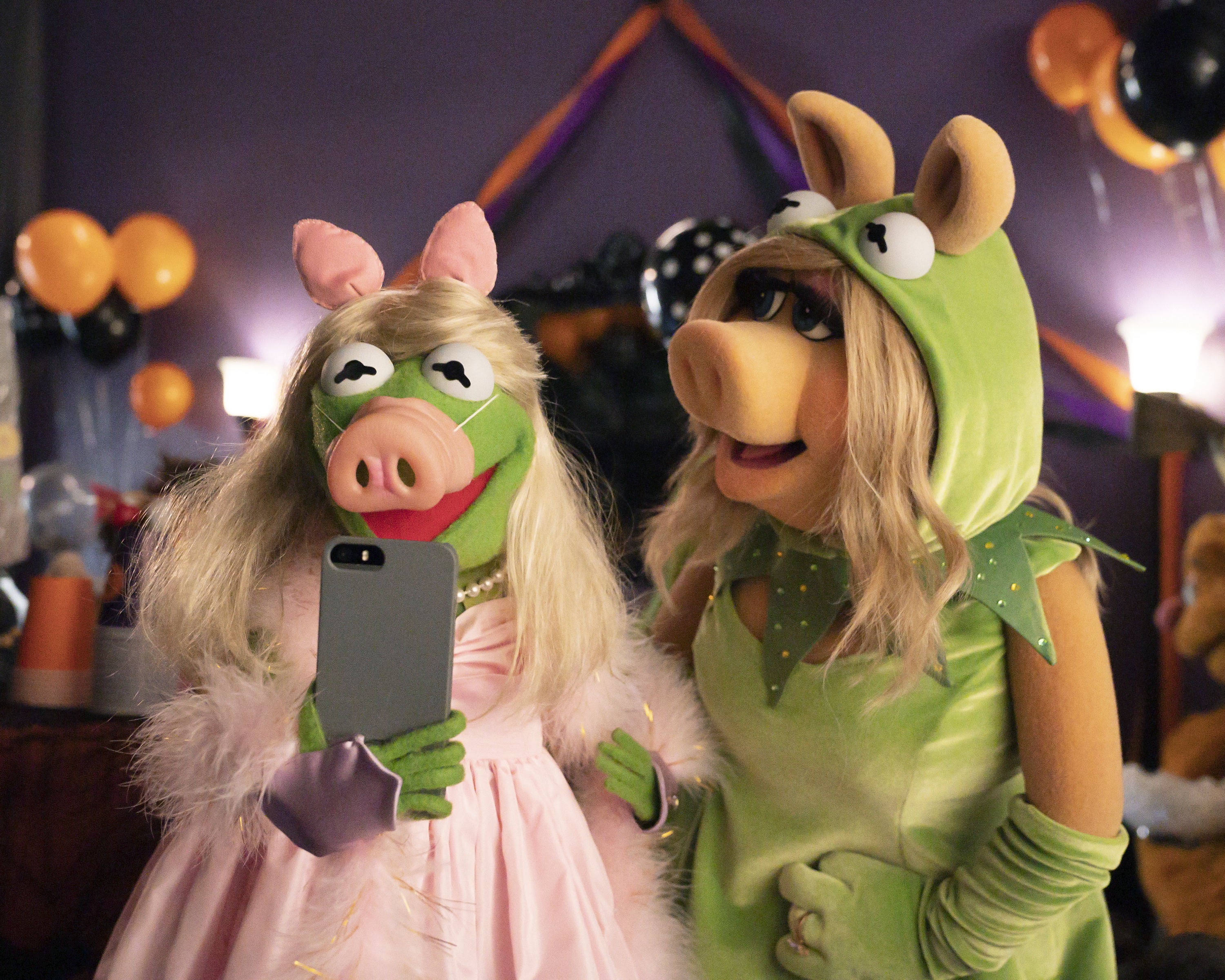 Kermit and Miss Piggy take a selfie on a phone. - Kermit the Frog