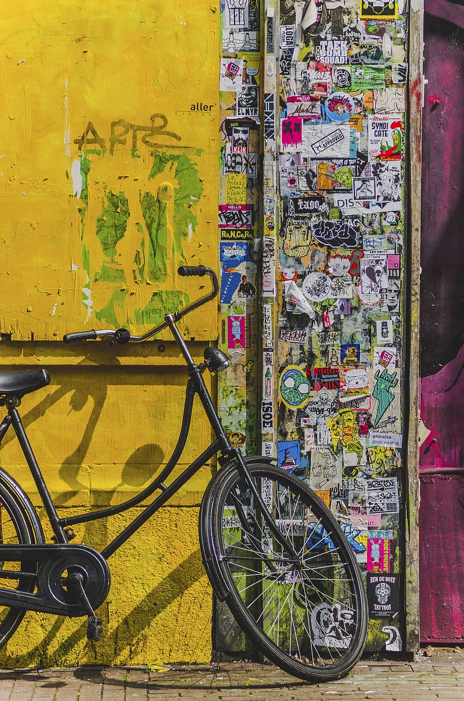 A bicycle is parked against the wall - Graffiti, street art