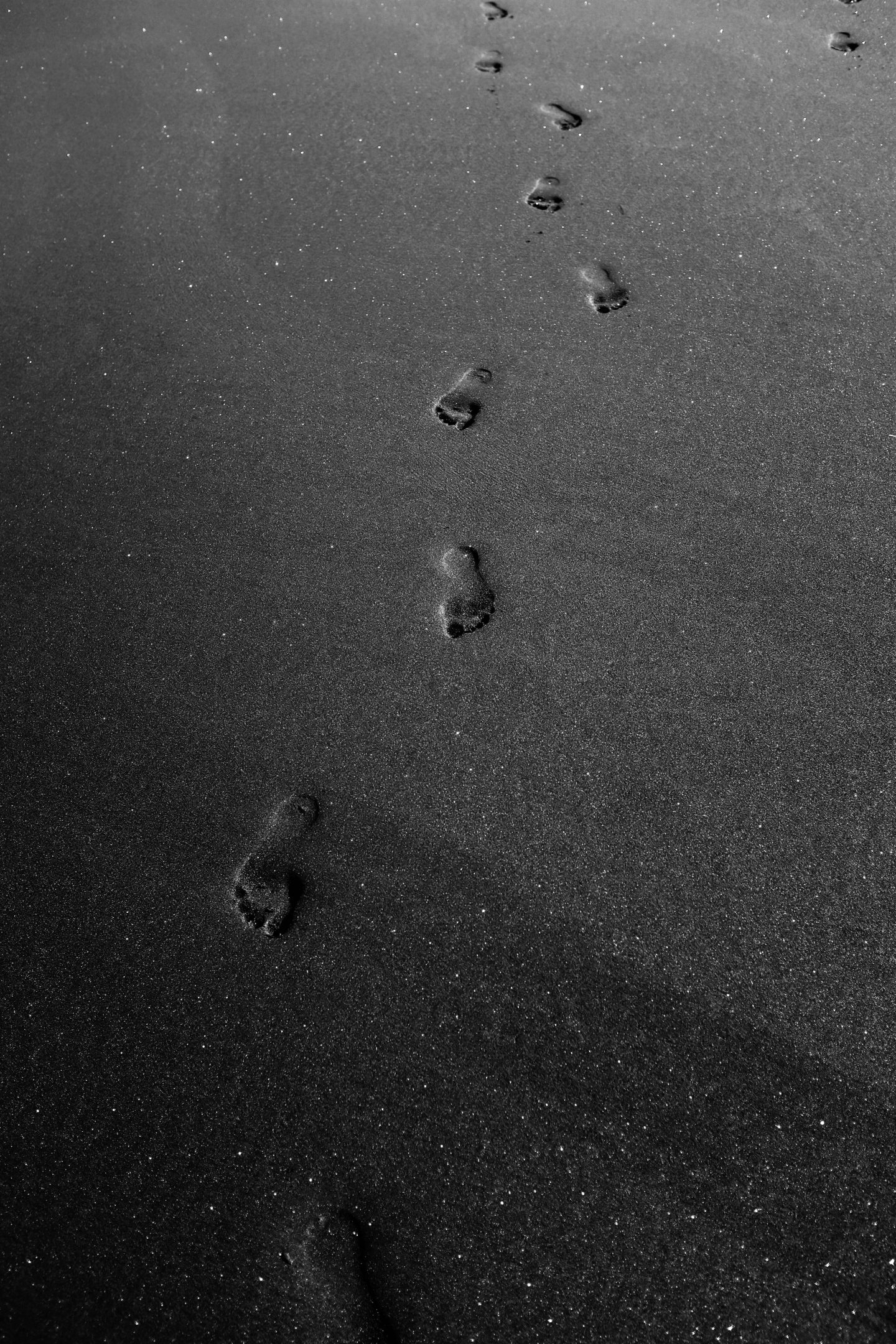 Black and white footprints on the beach - Dark phone, dark