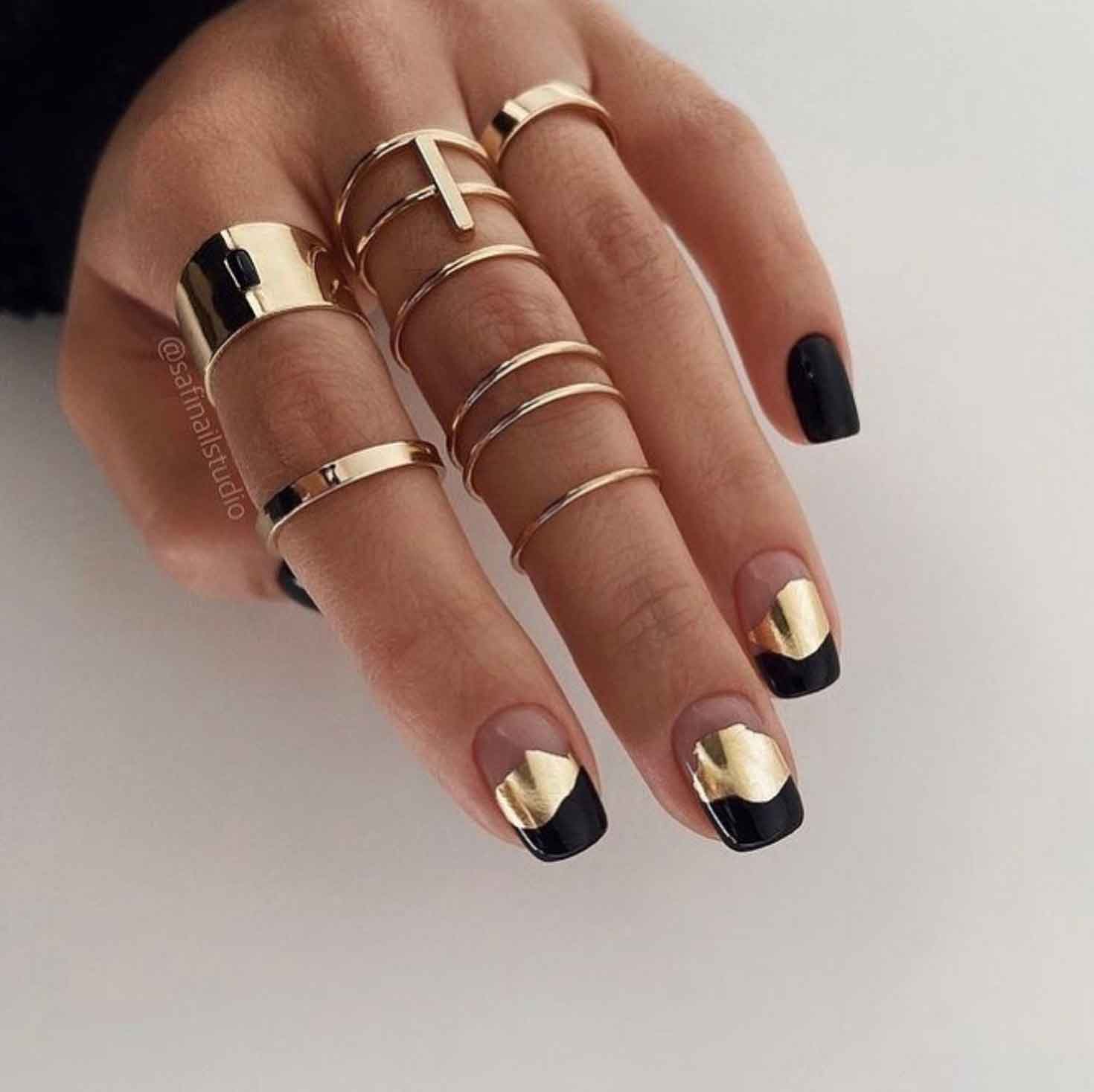 A woman with black and gold nails - Nails