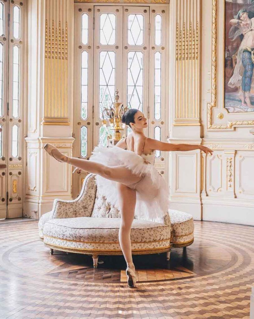 A ballet dancer in the palace of versailles - Ballet