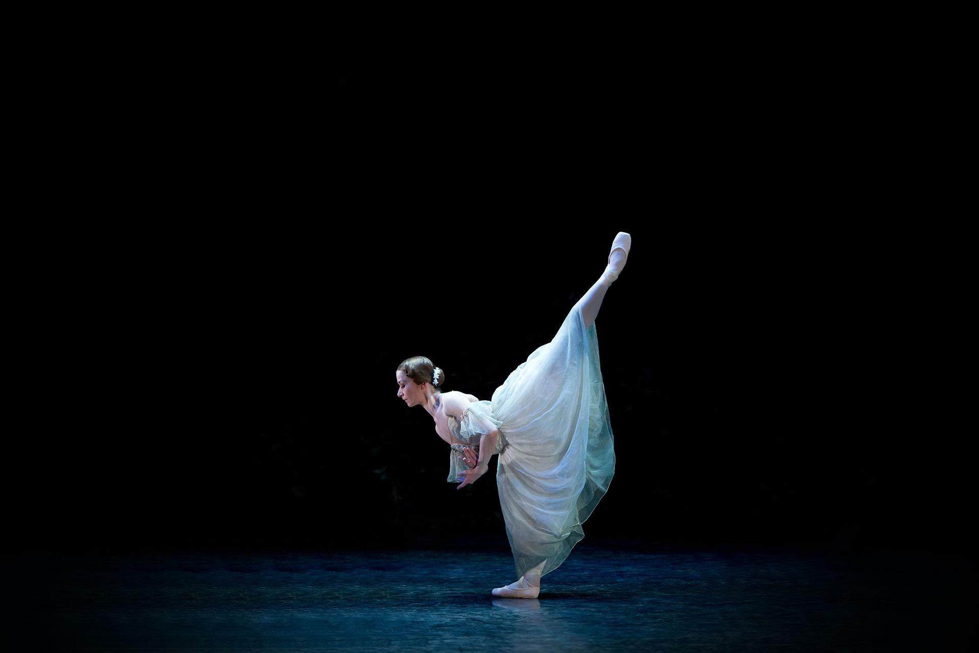 A woman in white is doing ballet - Ballet