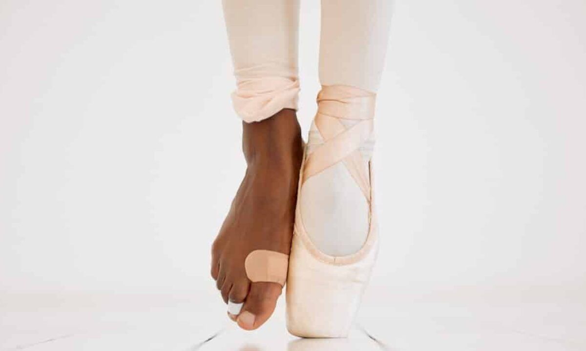 A woman's feet in pointe shoes, with her toes touching the floor - Ballet, shoes