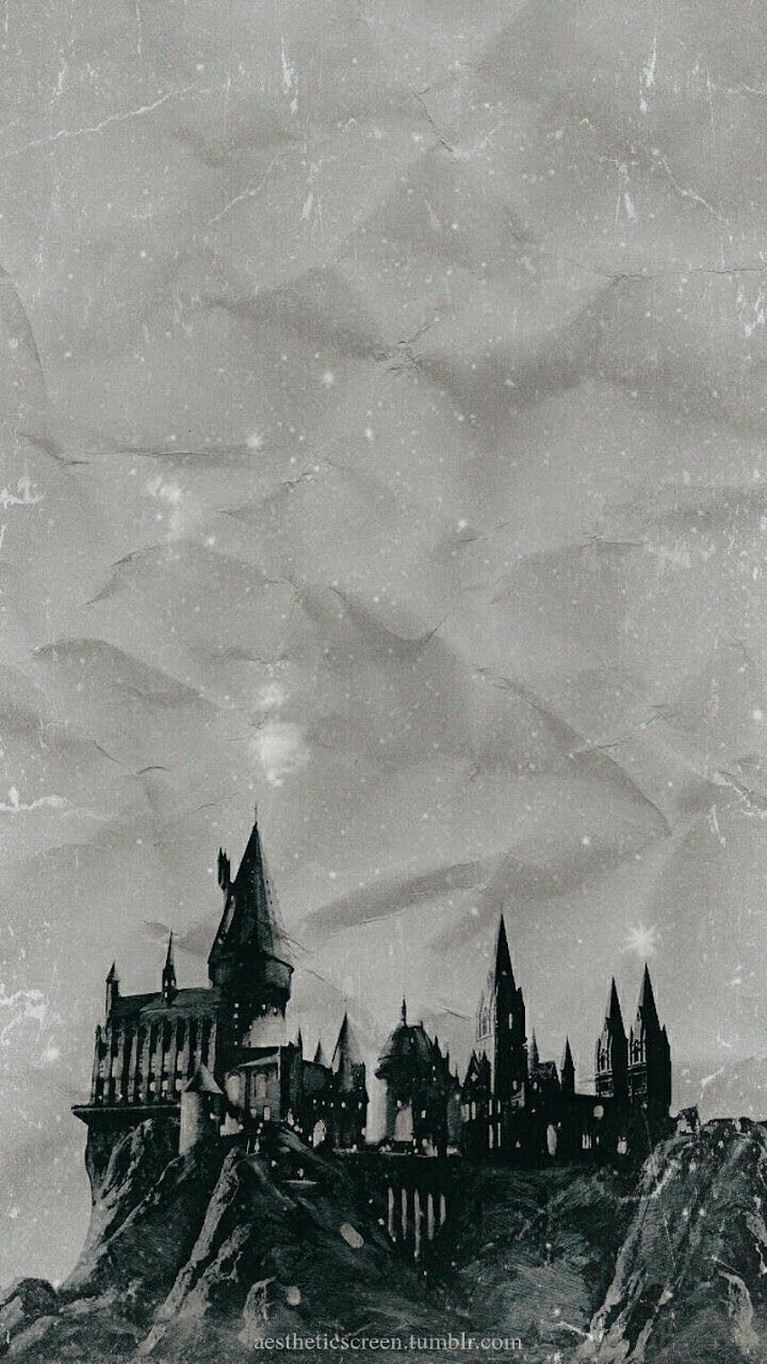 Hogwarts castle on a hill with snow falling - Harry Potter, Hogwarts