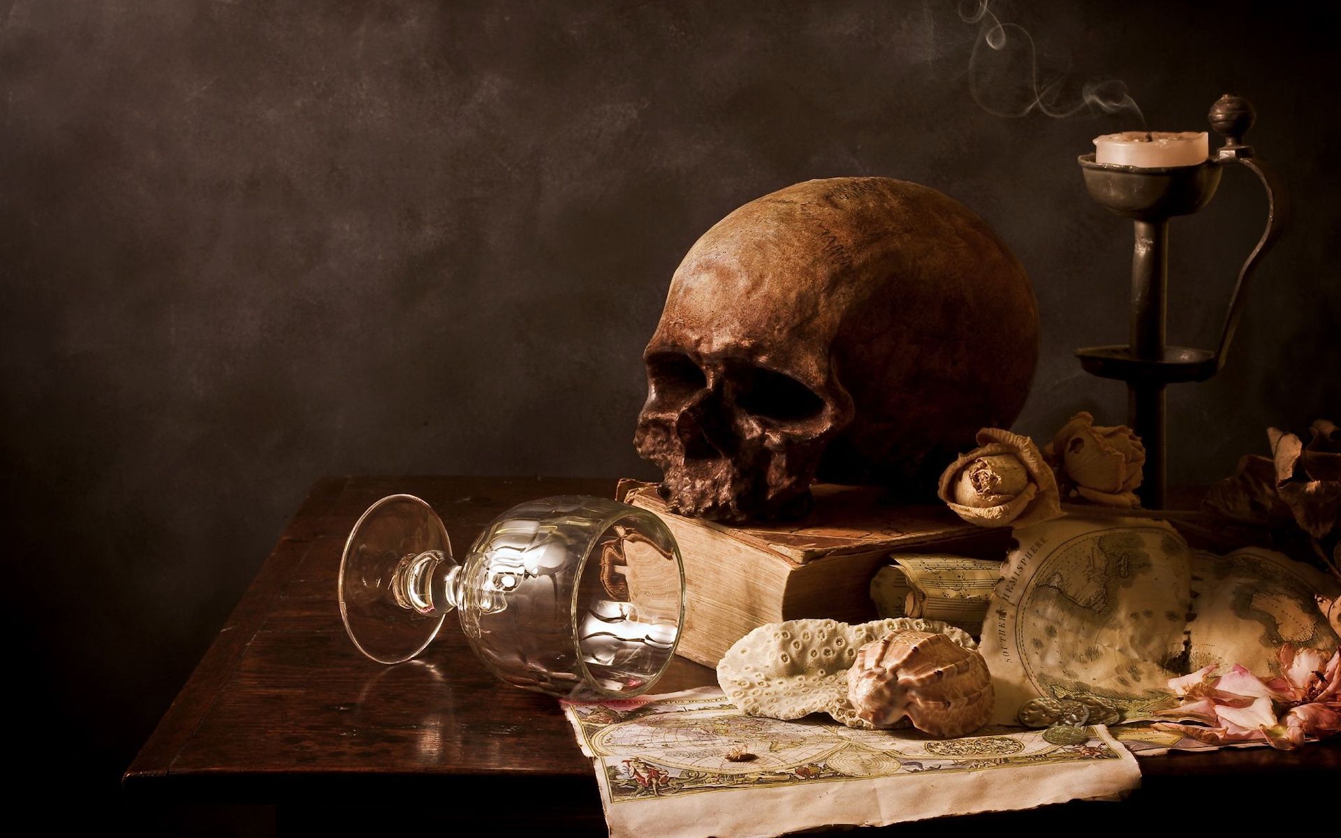 A skull and other items are on the table - Pirate