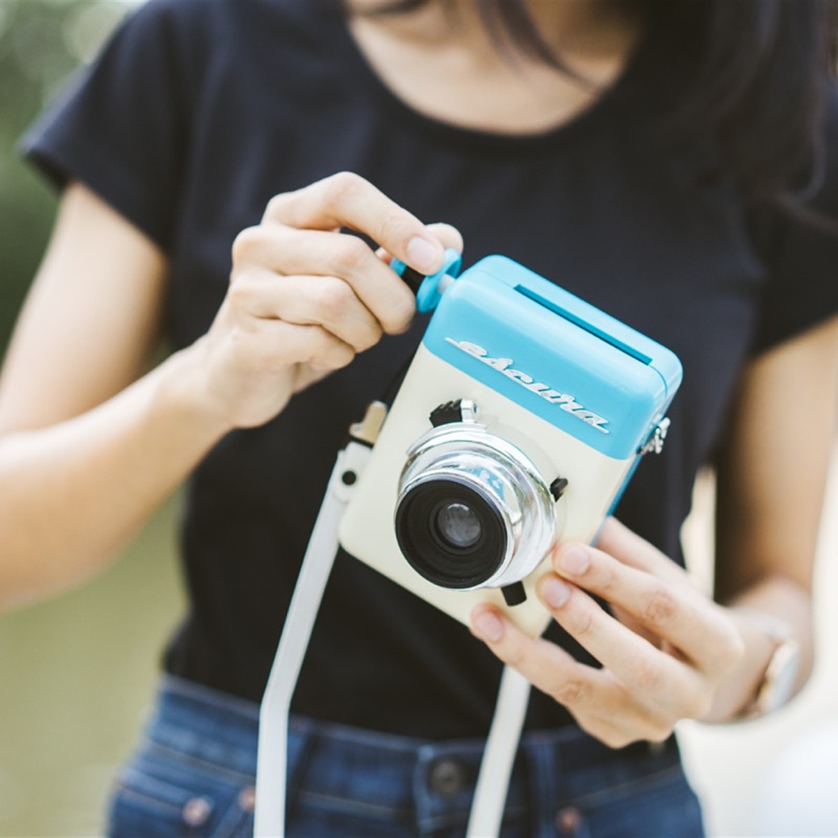 Escura Instant 60s Is A Retro Inspired Instant Camera That Doesn't Need Batteries: Digital Photography Review
