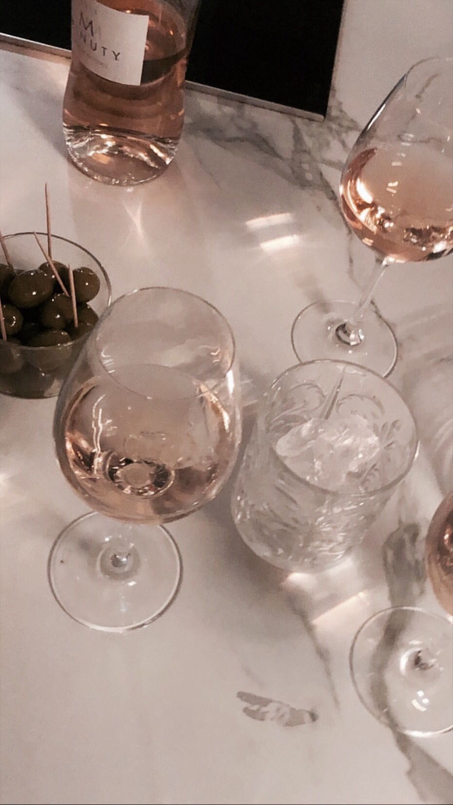 A table with wine glasses and olives - Champagne