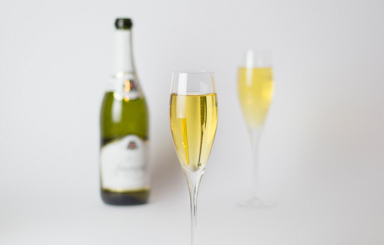 A bottle of wine and two glasses - Champagne