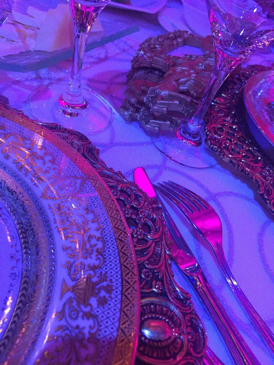 A fancy table setting with plates and silverware - Champagne