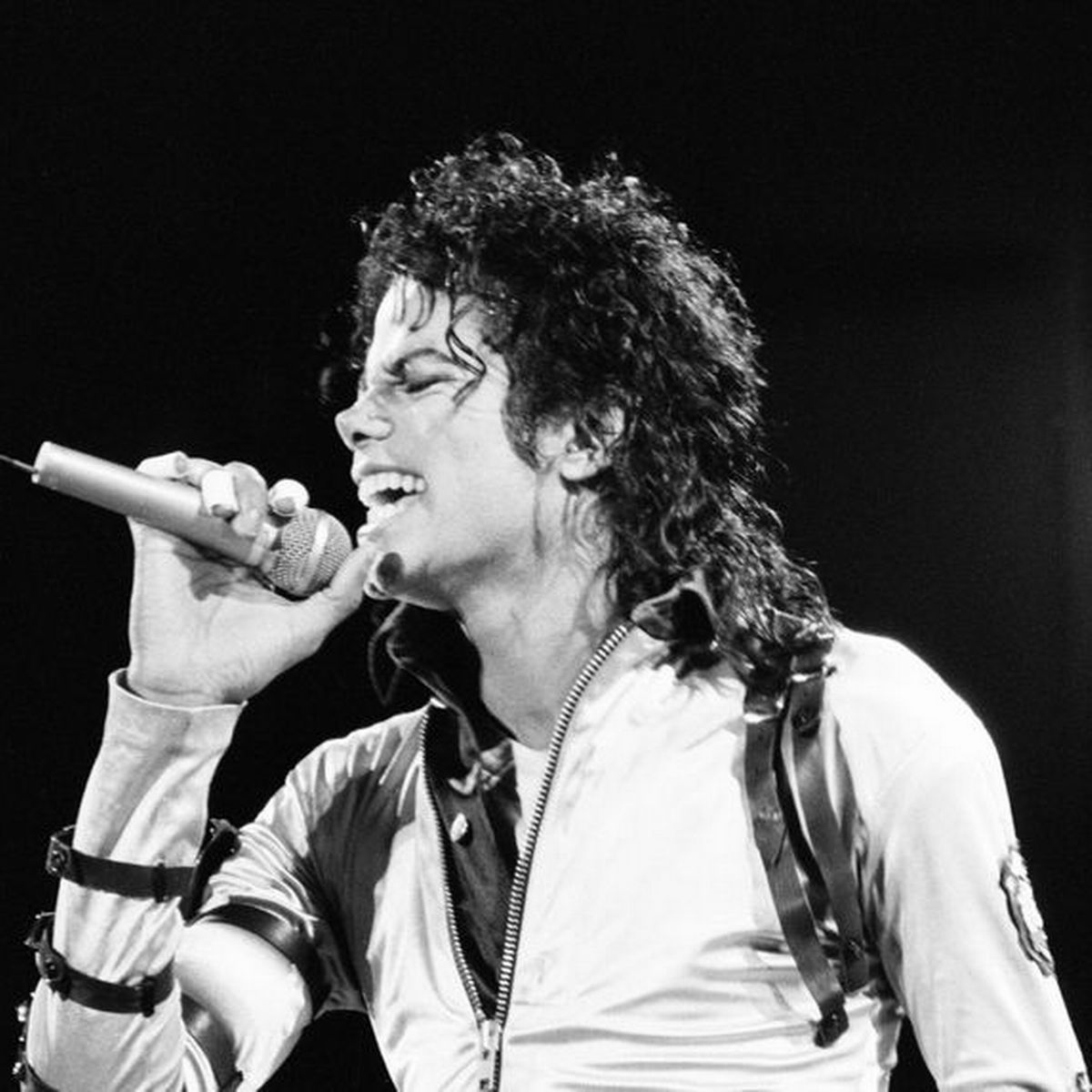 Michael jackson performing on stage in 1983 - Michael Jackson