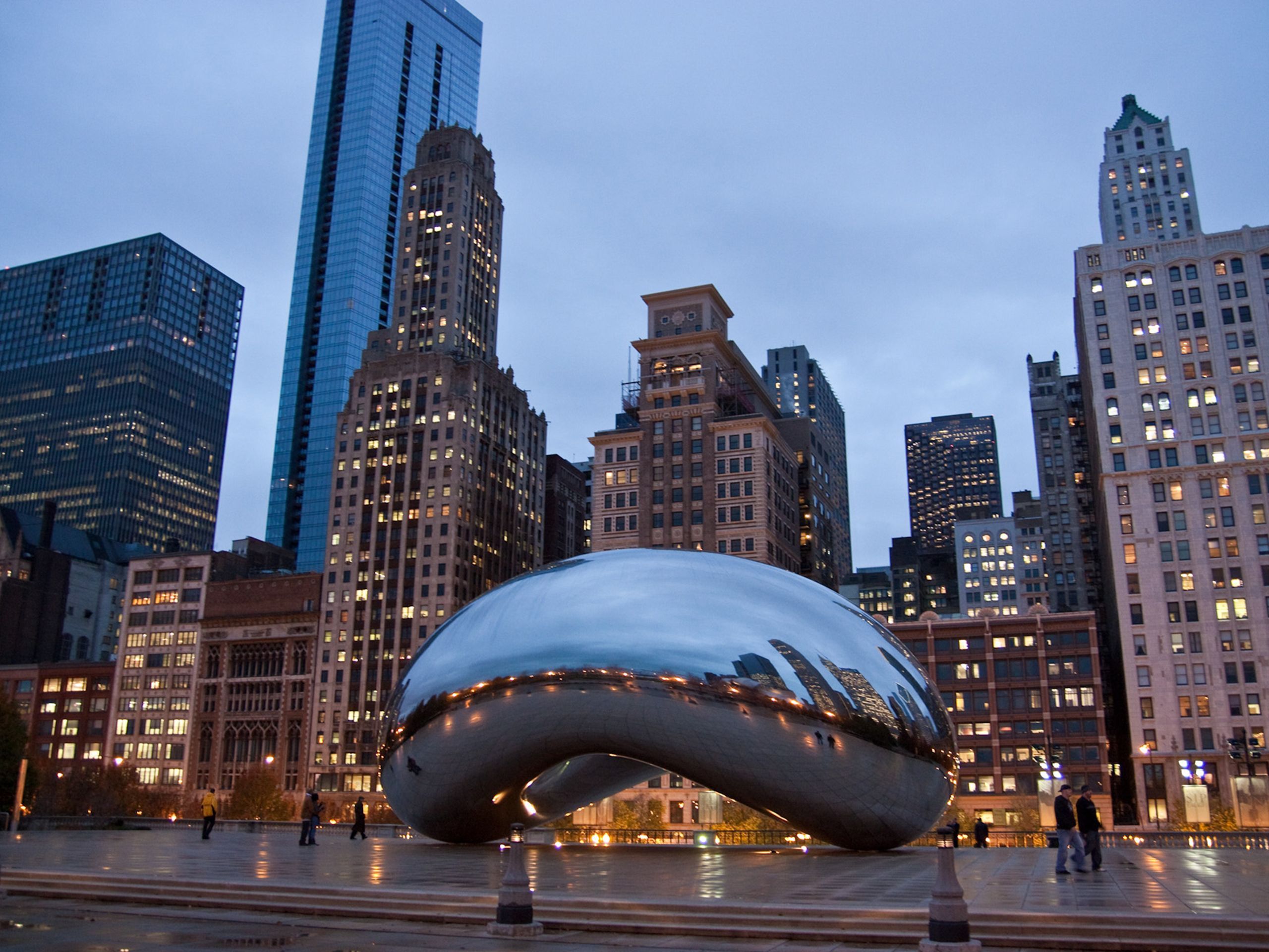 The famous Cloud Gate sculpture in Chicago, Illinois. - Chicago