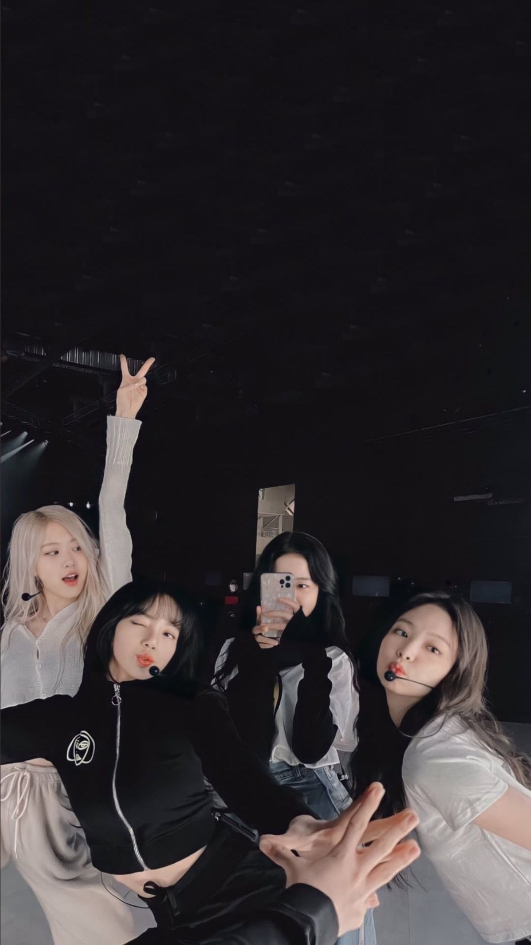 A group of girls taking pictures together - BLACKPINK