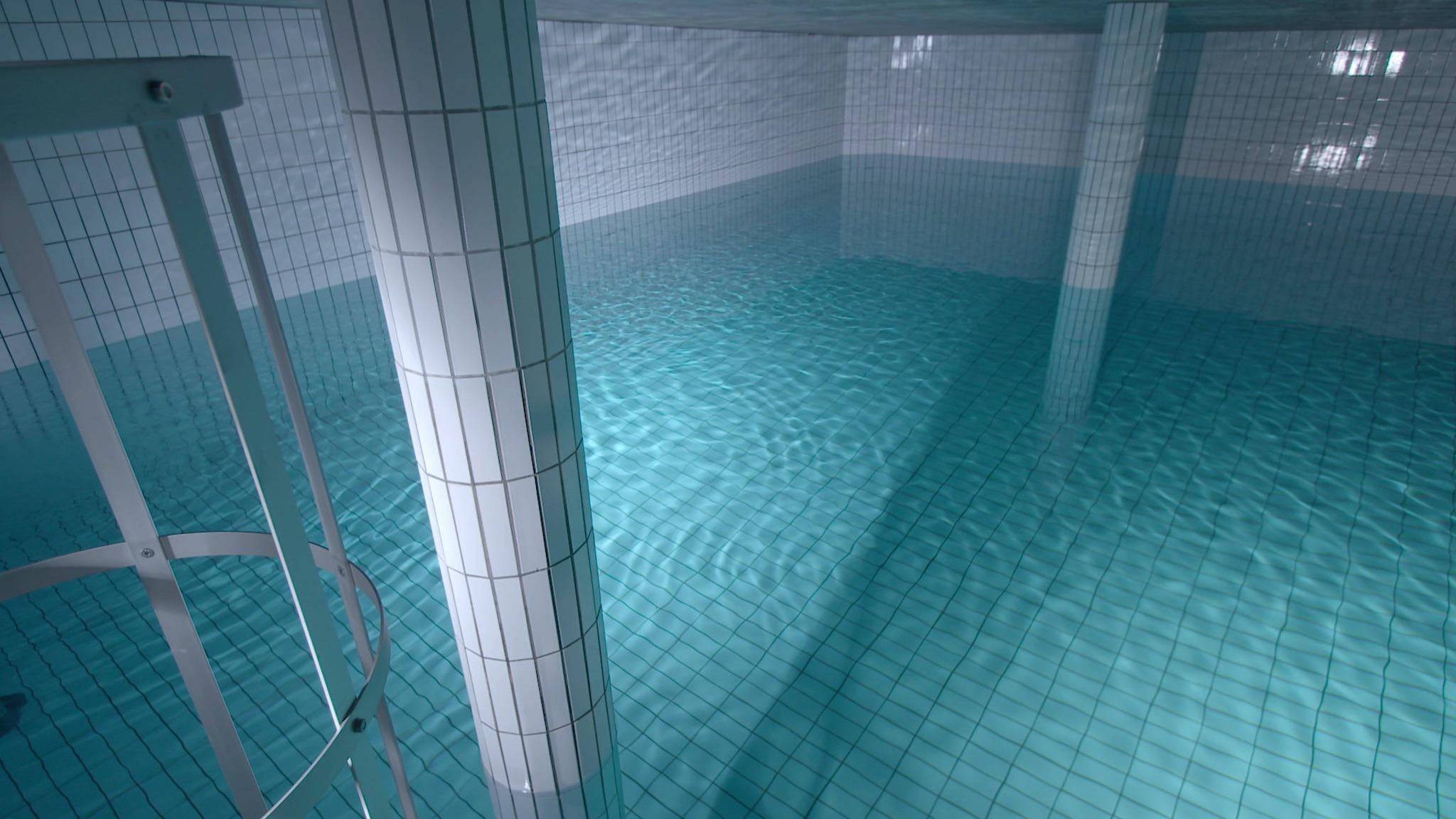 A pool with tiled walls and floor - Swimming pool