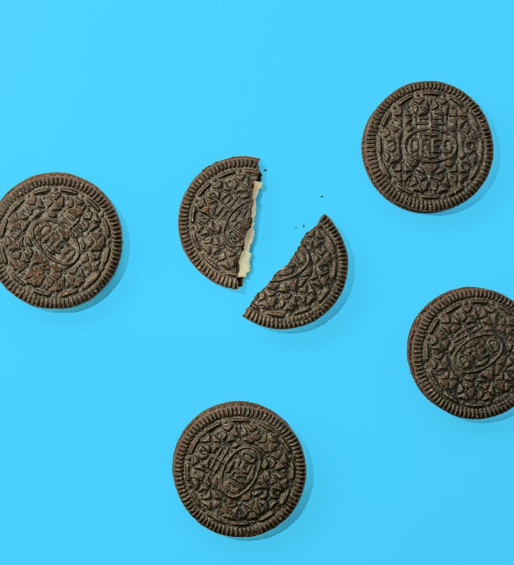A group of oreos on top and bottom - Oreo