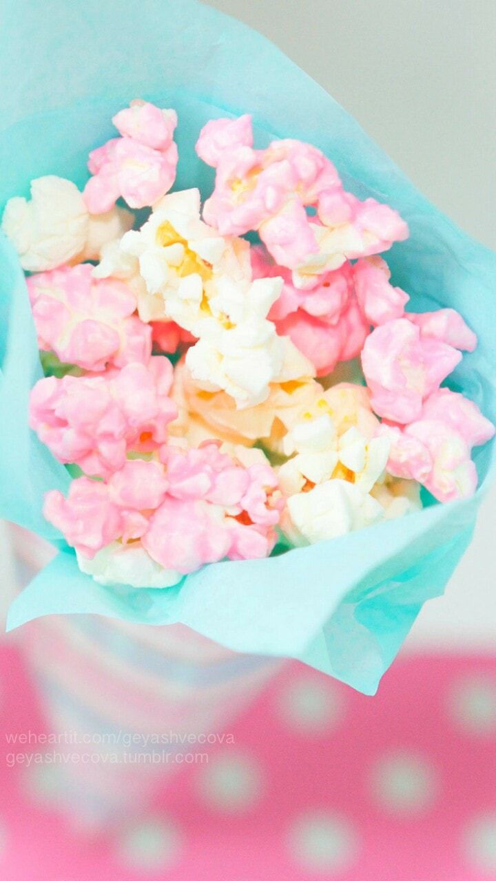 A bunch of popcorn in blue and pink paper - Popcorn