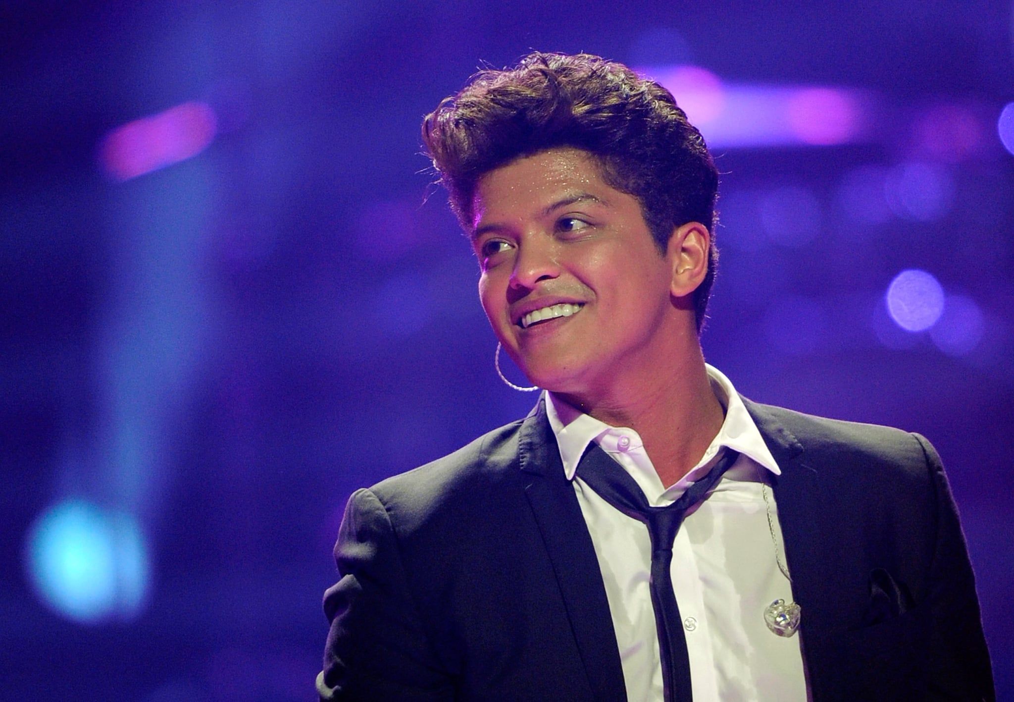 A man in suit and tie smiling - Bruno Mars