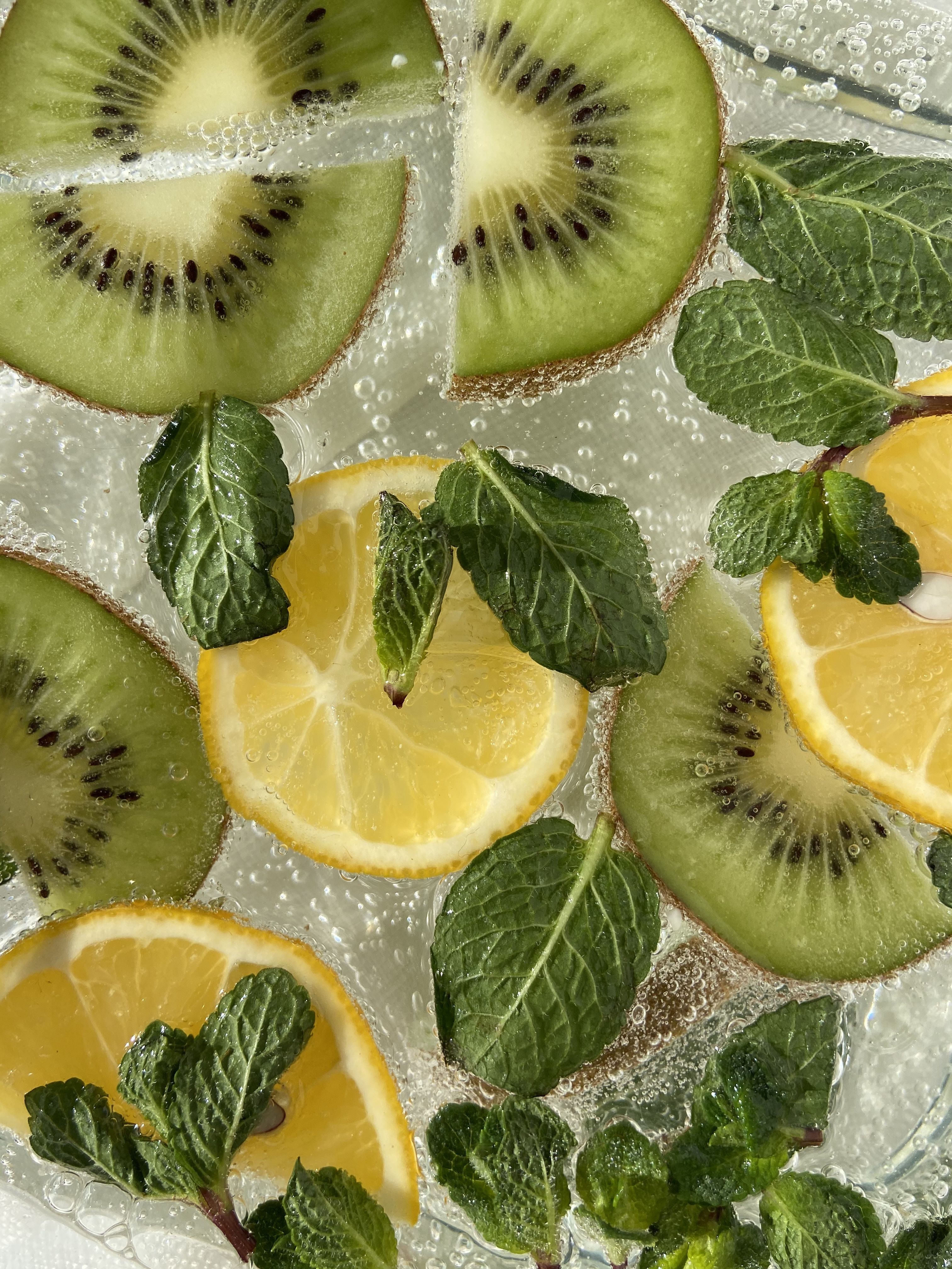 Sliced lemon and kiwi in drink · Free