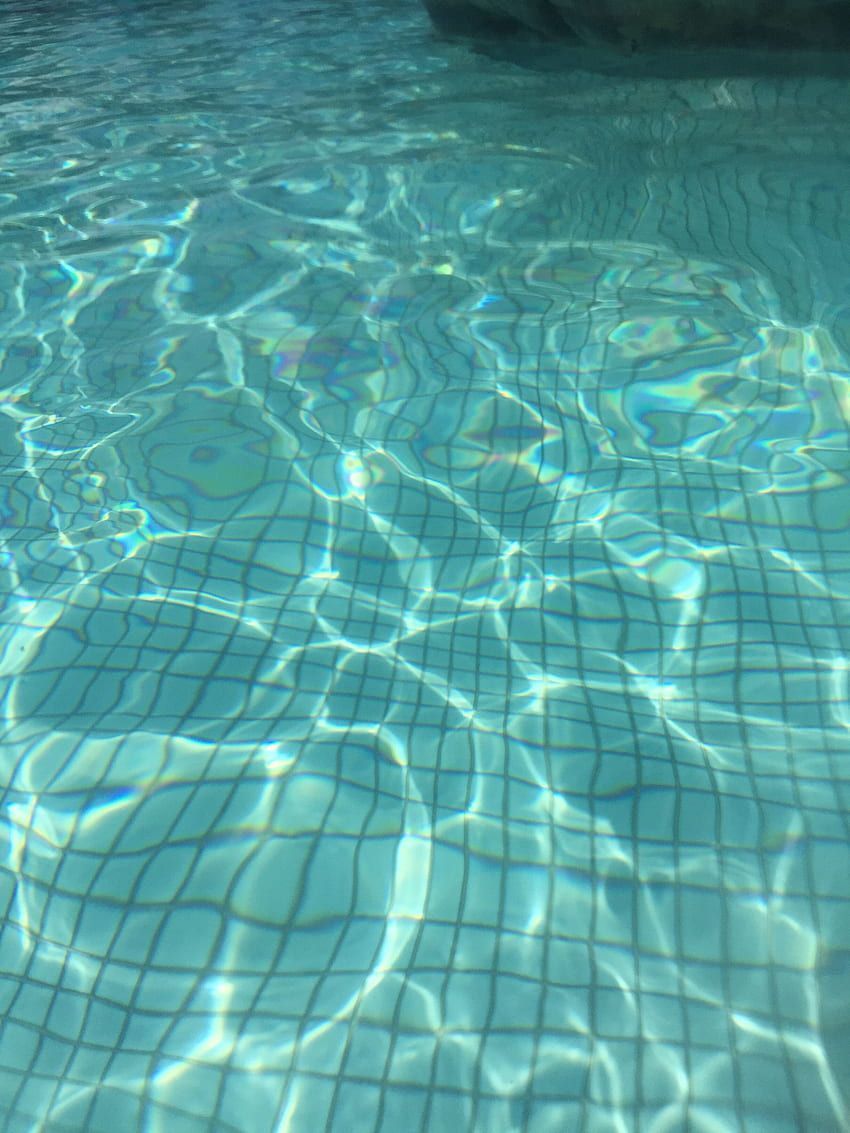 The water in the pool is very clear and blue. - Swimming pool