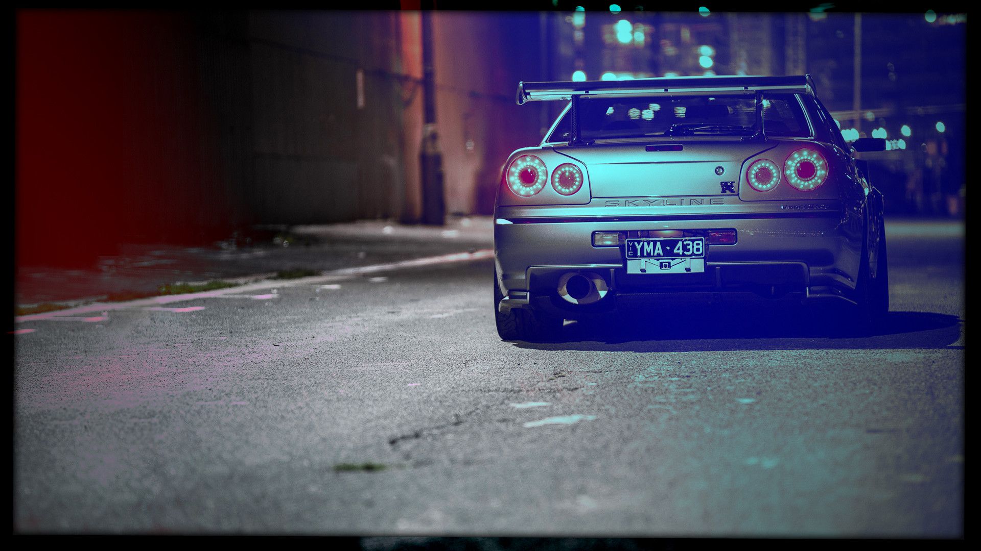 A car is parked on the side of an alley - Nissan Skyline