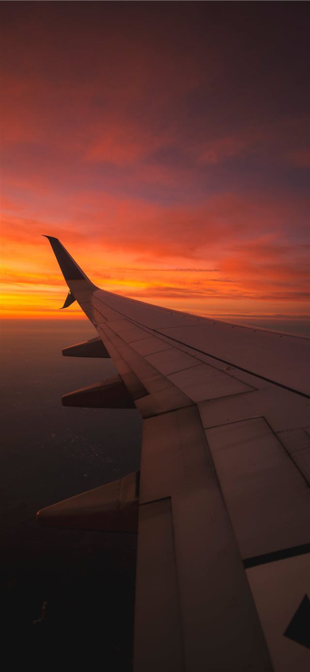 Sunset View From the Window of an Airplane iPhone X Wallpaper Download. iPhone Wallpaper, iPad wall. Fenêtre avion, Illustration de paysage, Fond d'ecran pastel