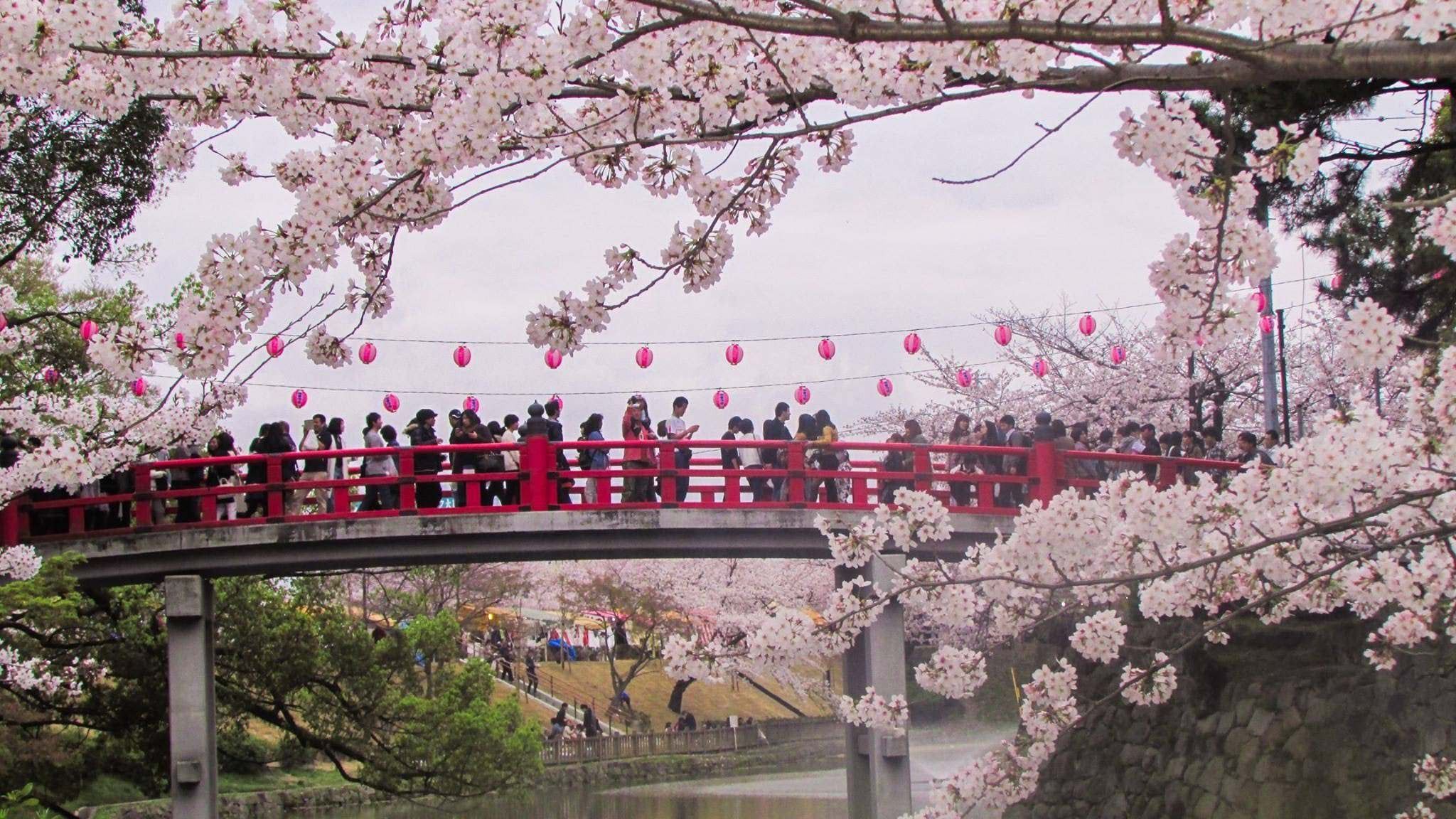 A bridge over water with people on it - Japanese