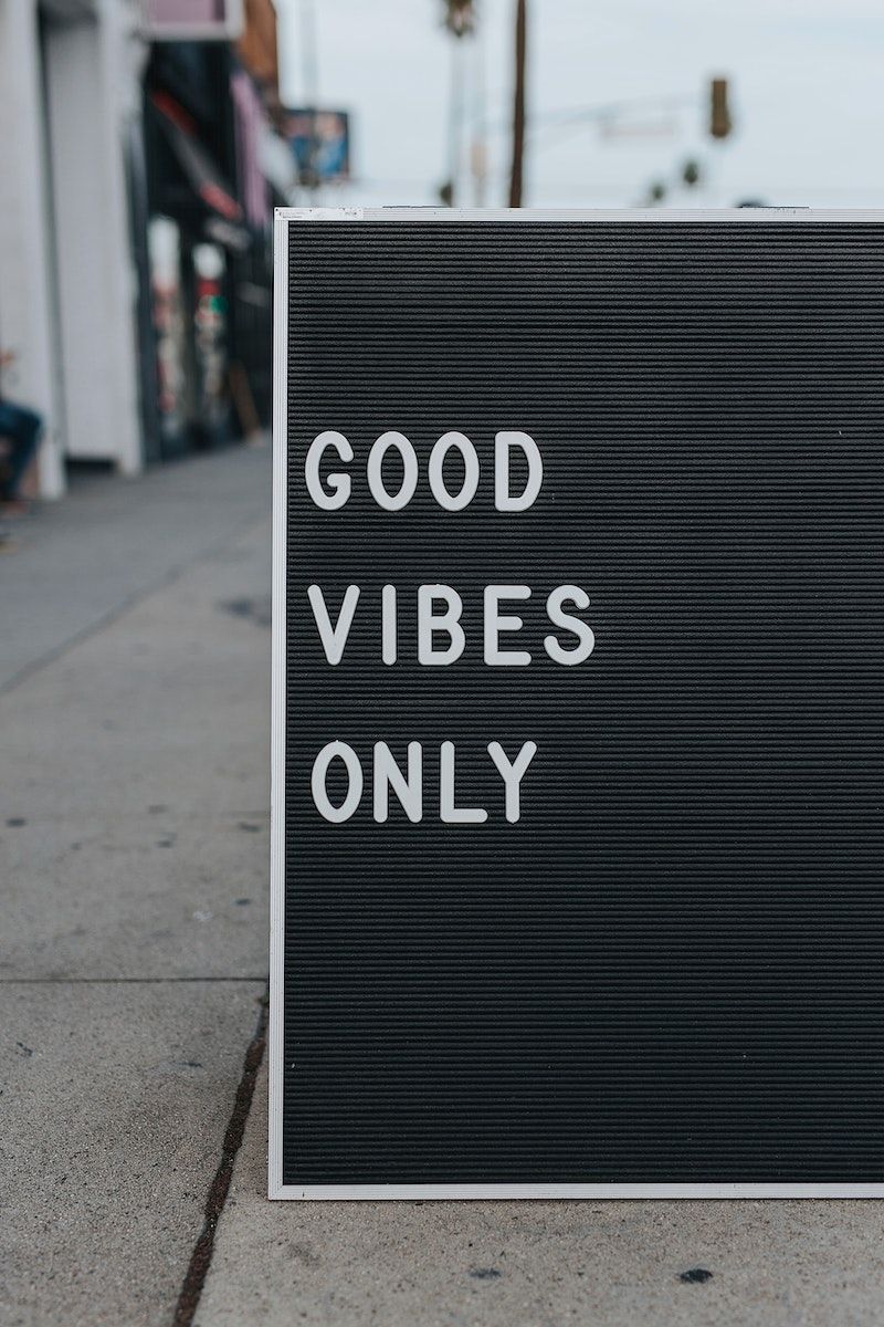 A sign that says good vibes only - 