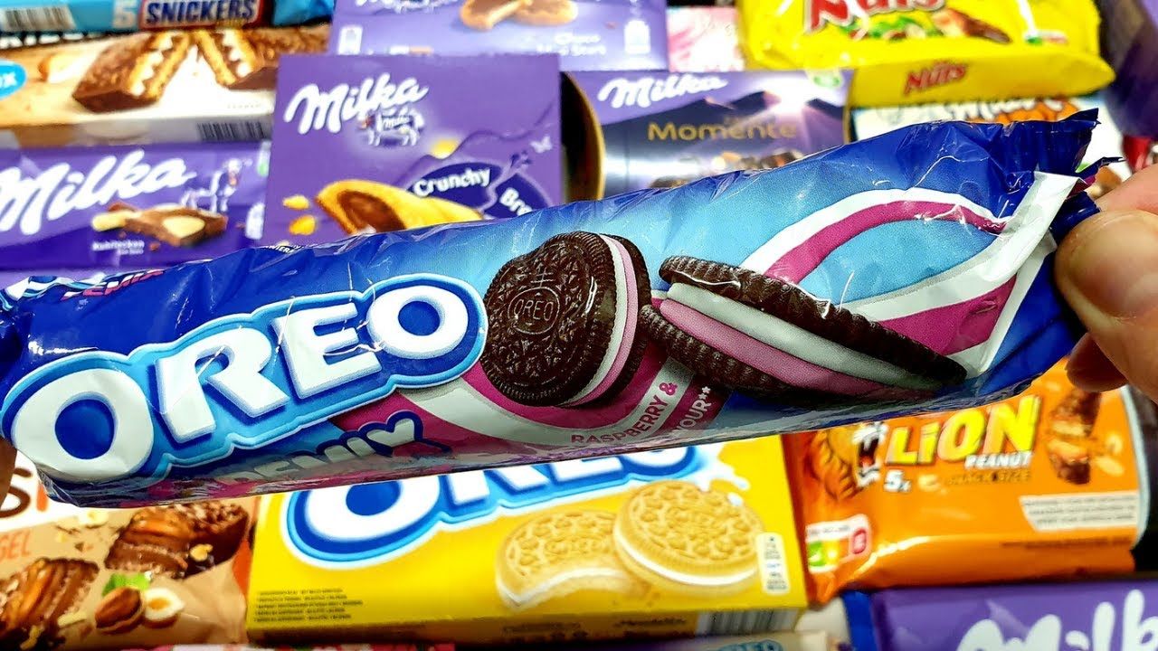 Person holding a package of Oreo Remix Raspberry & Vanilla Flavour. - Oreo