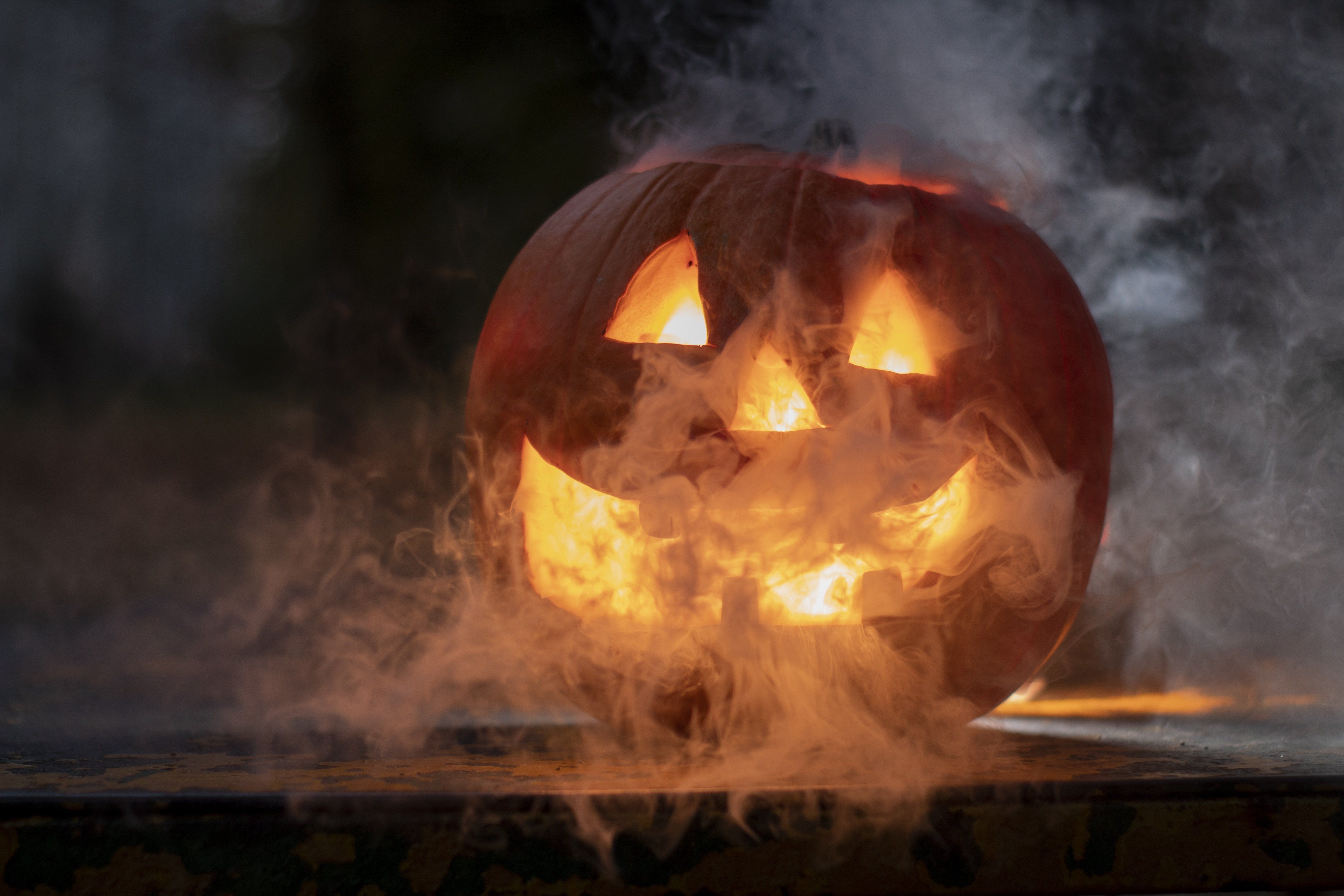 A pumpkin with a face on it - Halloween desktop