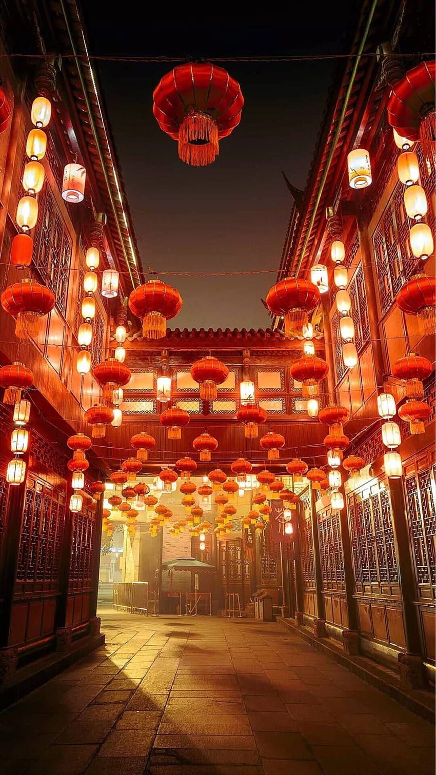 The ancient town of Jianshui is illuminated by red lanterns. - Chinese