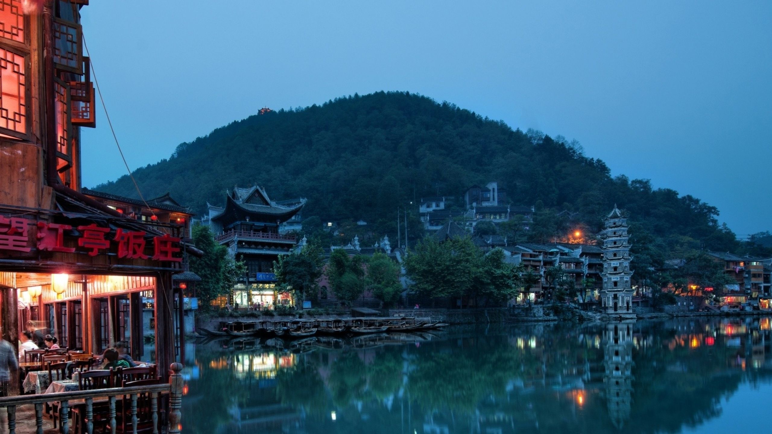 A night view of the town of Fenghuang. - Chinese