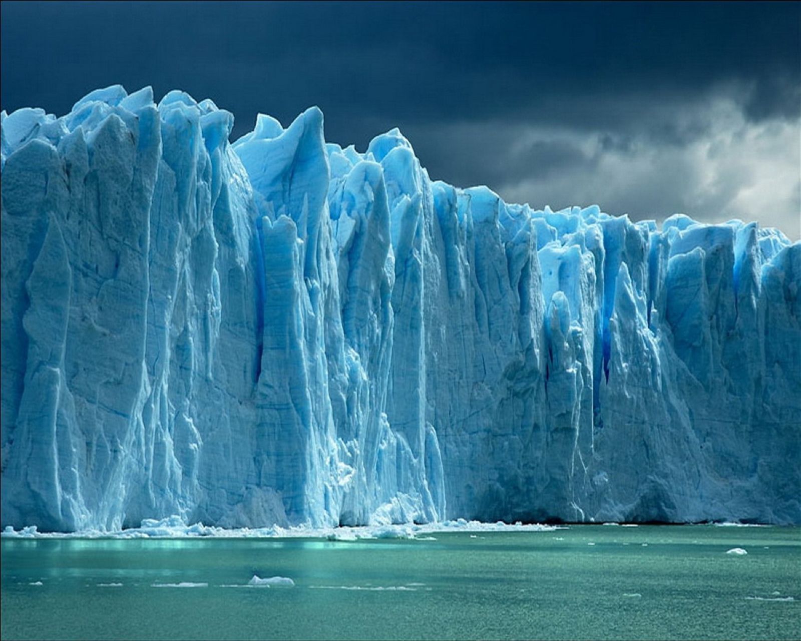 A large glacier is in the water - Ice