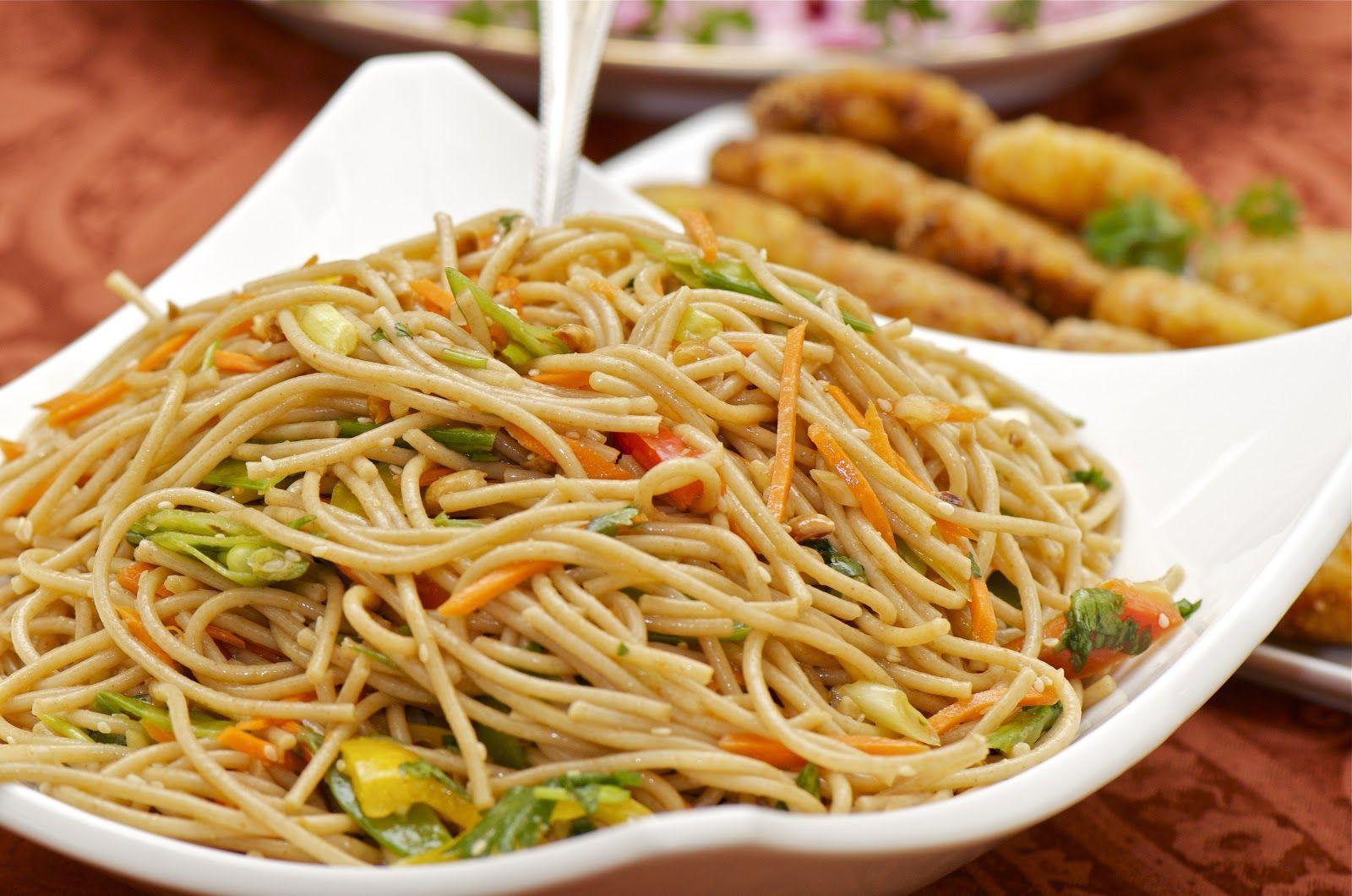 A bowl of chow mein noodles with vegetables and meat. - Pasta