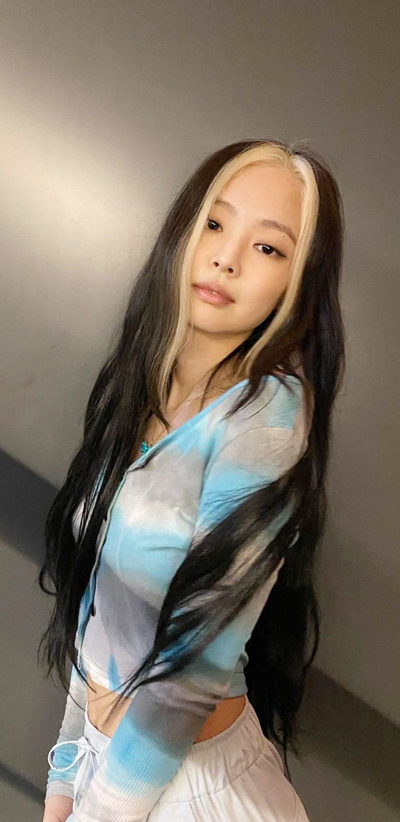 Lisa of Blackpink with long straight hair with blonde highlights - Jennie