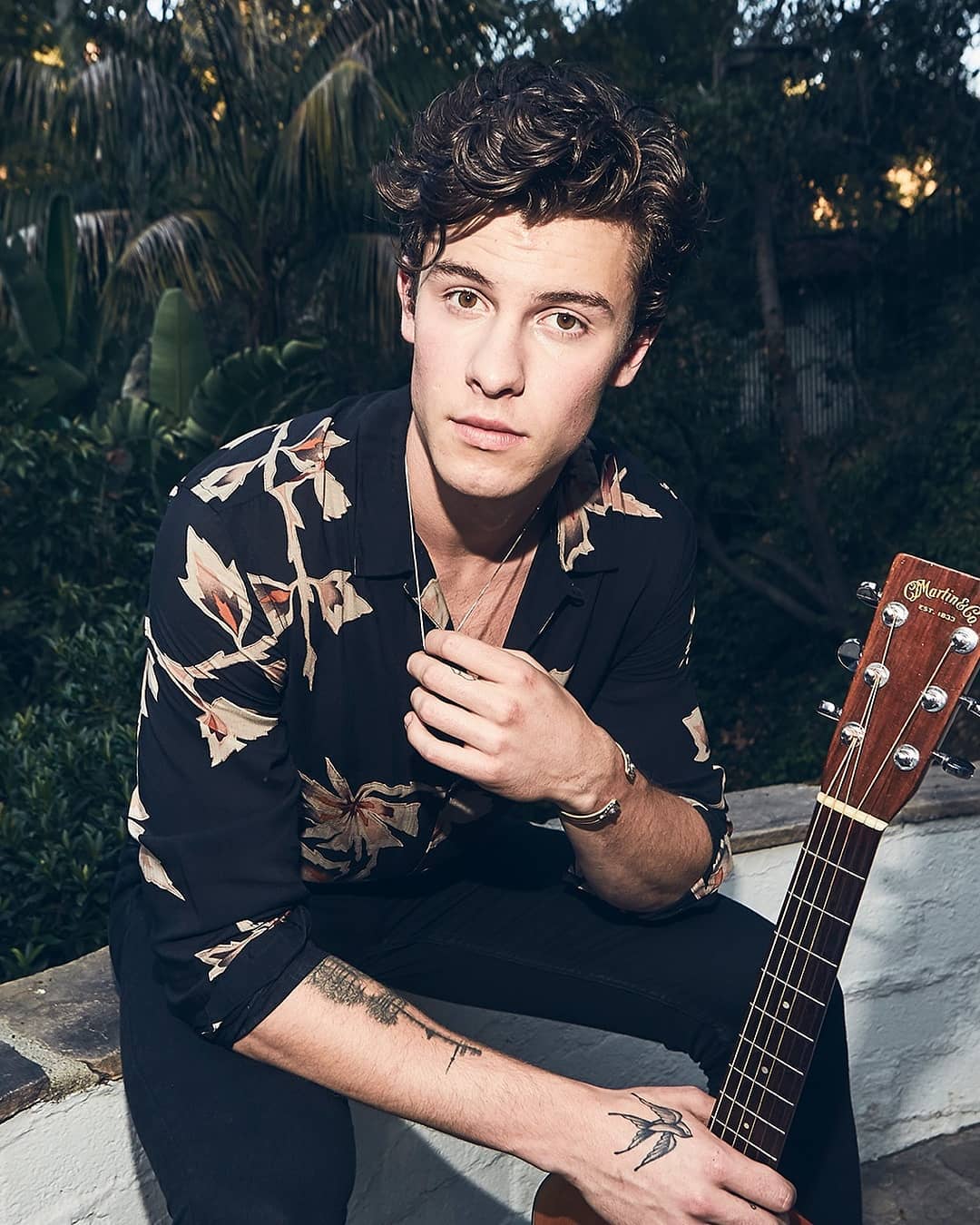 Shawn Mendes with his guitar and tattoos - Shawn Mendes