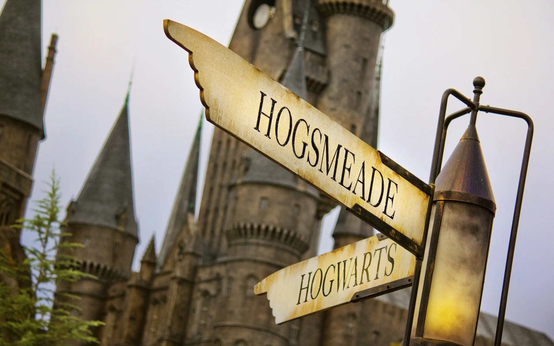 A sign points to Hogsmeade and Hogwarts at Universal Studios. - Hogwarts