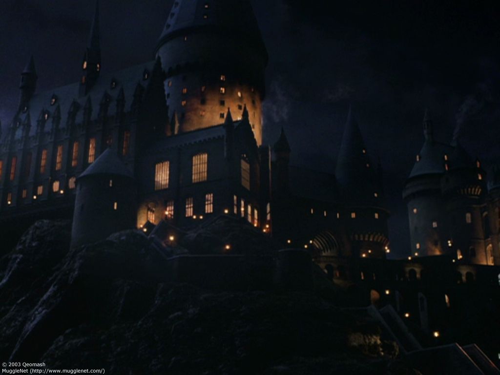 Hogwarts castle lit up at night in the film series Harry Potter - Hogwarts