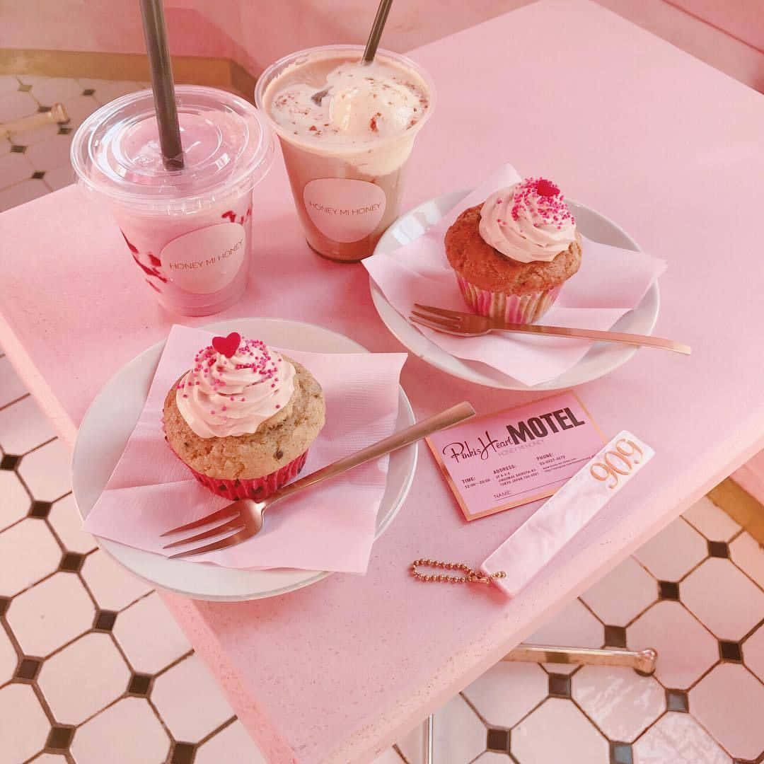 Download A Pink Table With Cupcakes And Drinks On It