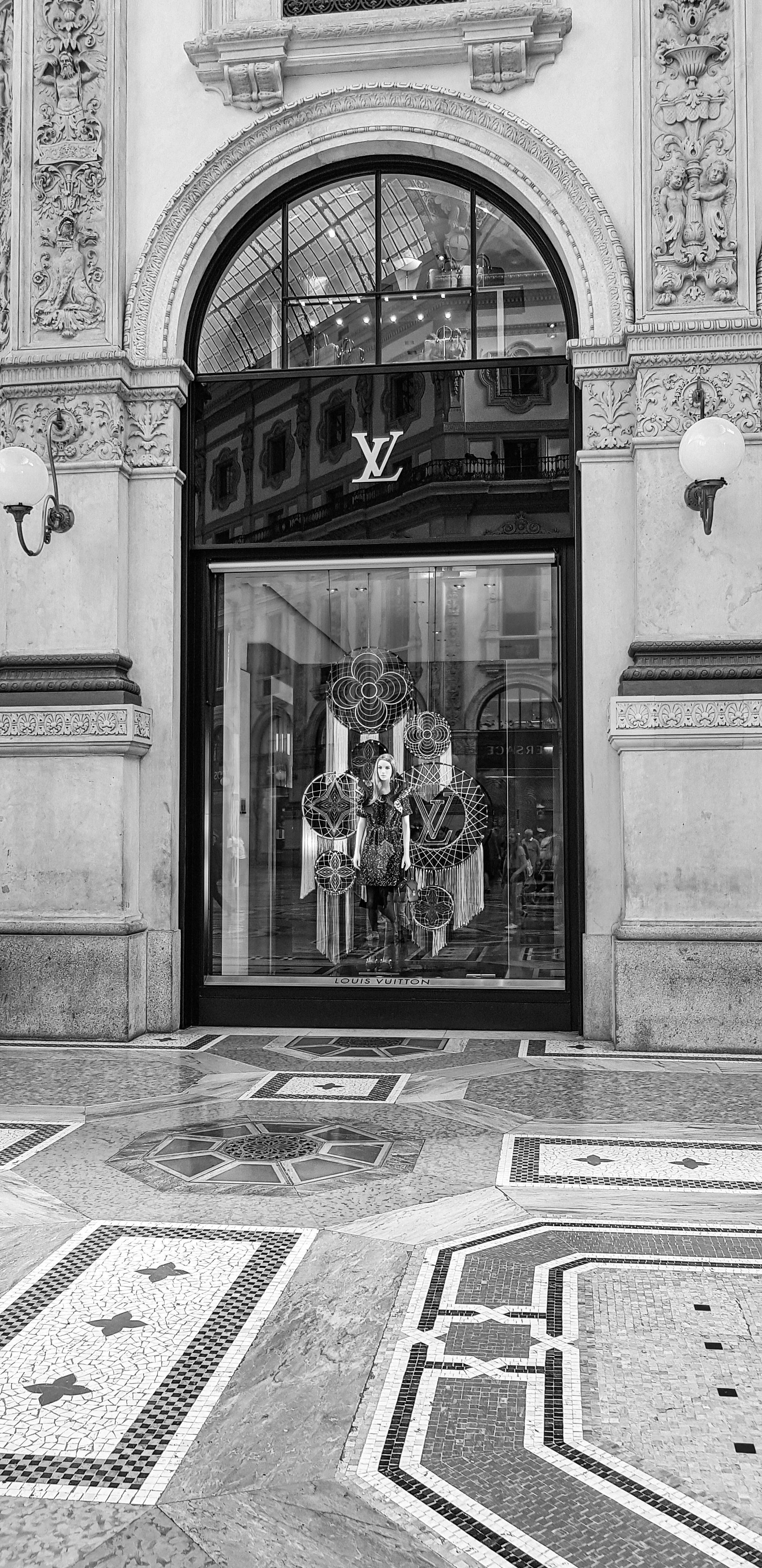 Louis Vuitton store Milan. White louis vuitton, Luis vuitton aesthetic wallpaper, White aesthetic photography