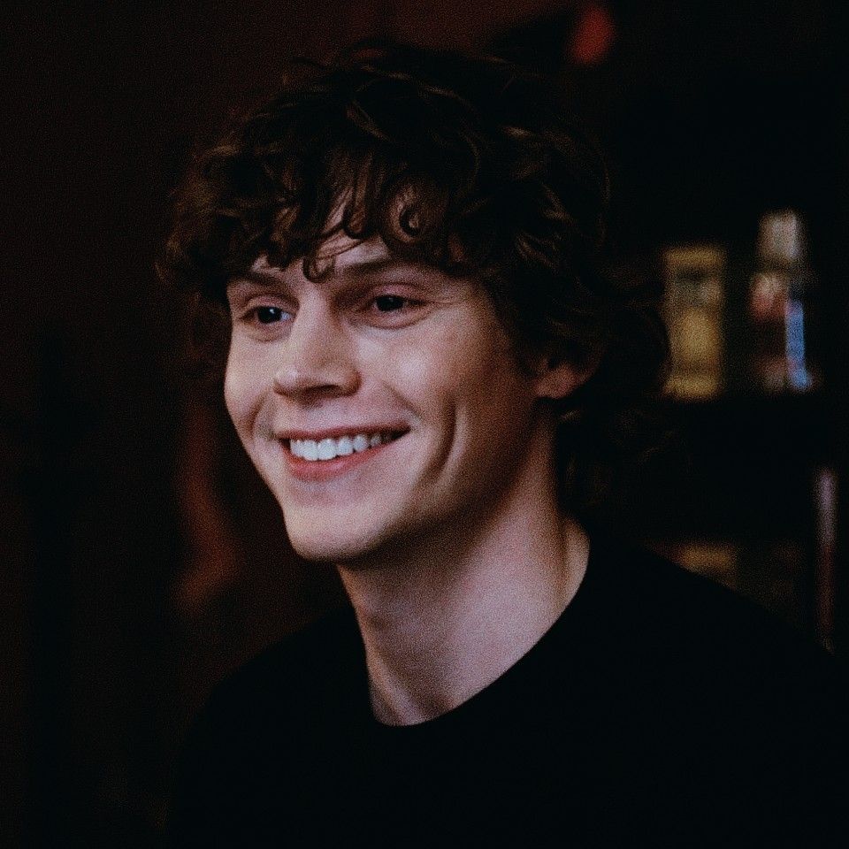 EVAN PETERS AESTHETIC CUTE HOT RARE ICON WALLPAPER. Evan peters, Evan ross, Evan peters american horror story