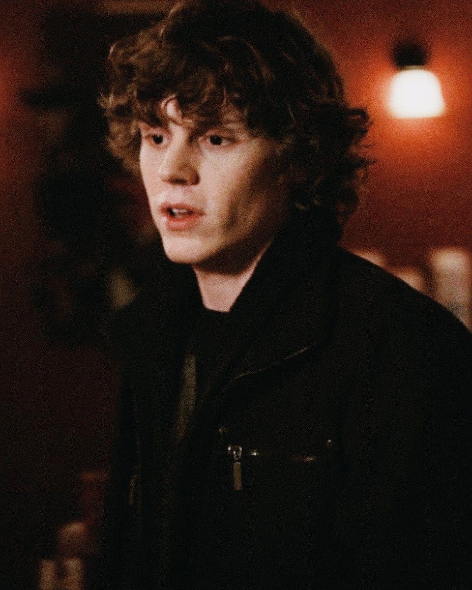 <ref> EVAN PETERS</ref><box>(188,5),(993,996)</box> AESTHETIC CUTE HOT RARE ICON WALLPAPER Evan peters, Evan, Evan peters american horror story - Evan Peters