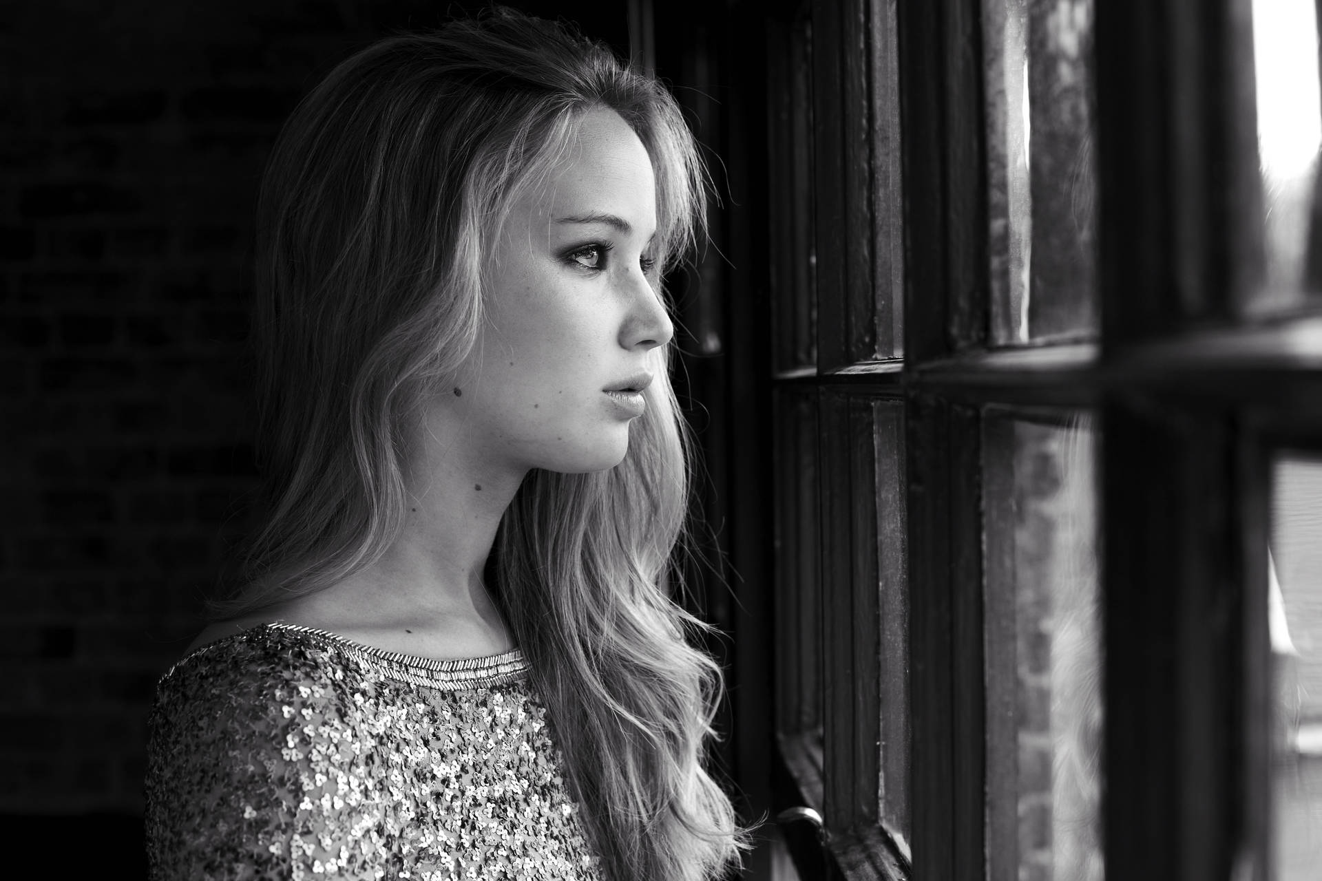 Jennifer Lawrence looking out the window - Jennifer Lawrence