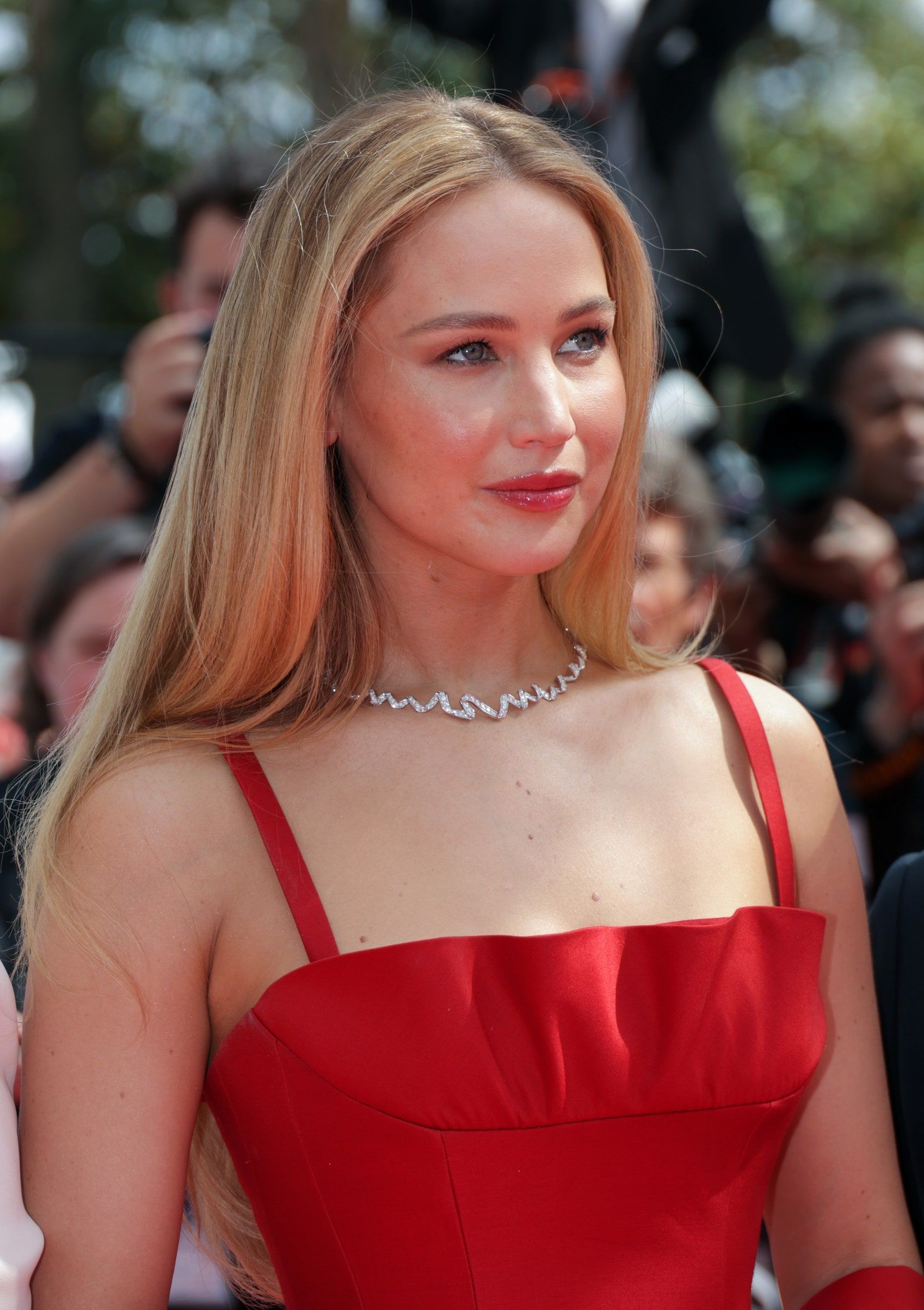 Jennifer Lawrence wears a red dress and diamond necklace at the premiere of Ocean's 8. - Jennifer Lawrence