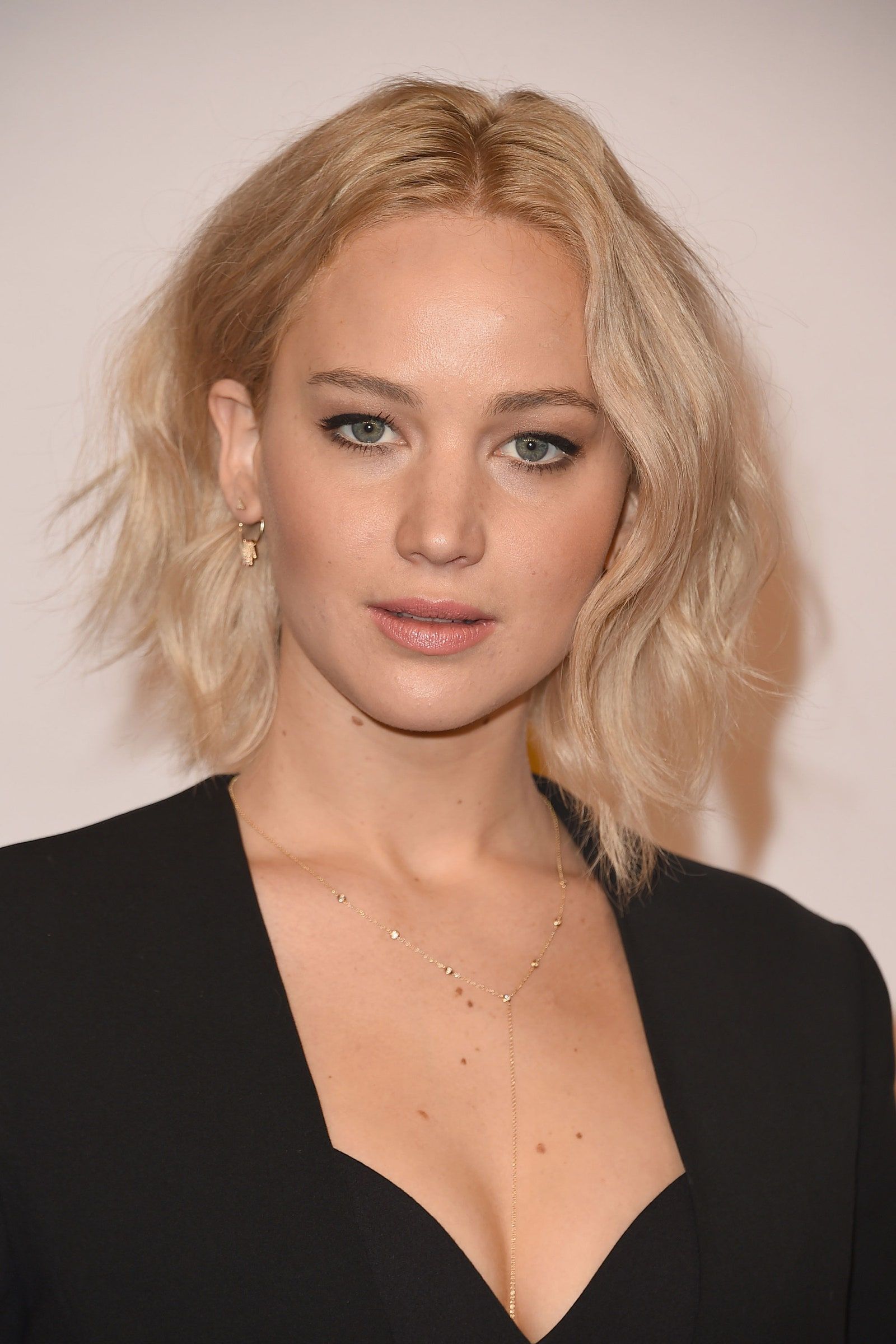 Jennifer Lawrence's short blonde waves are the perfect balance of polished and playful. - Jennifer Lawrence