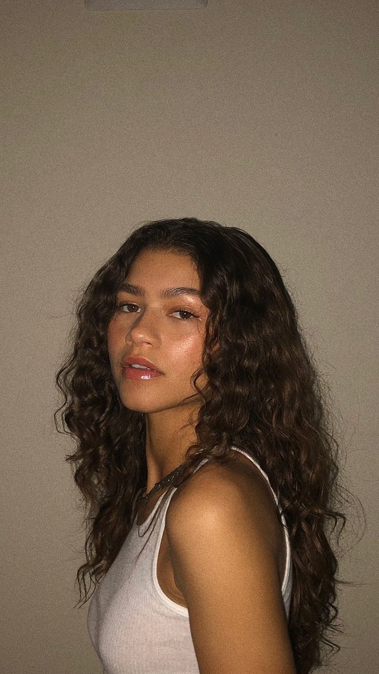 <ref> Zendaya iPhone Wallpaper</ref><box>(139,318),(948,997)</box> with high-resolution 1080x1920 pixel. You can use this wallpaper for your iPhone 5, 6, 7, 8, X, XS, XR backgrounds, Mobile Screensaver, or iPad Lock Screen - Zendaya