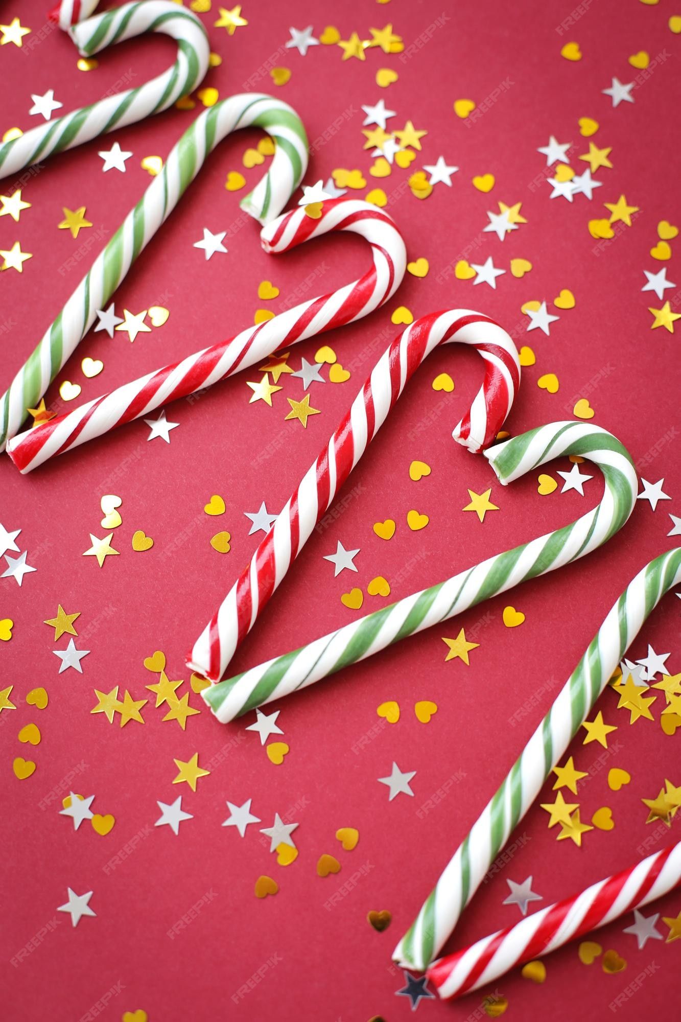 Premium Photo. Delicious whole christmas candy canes on a bright fullscreen background