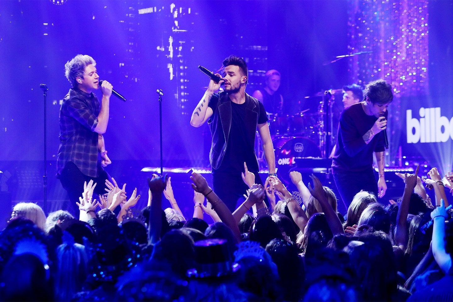 One direction performs at the billboard music awards - One Direction
