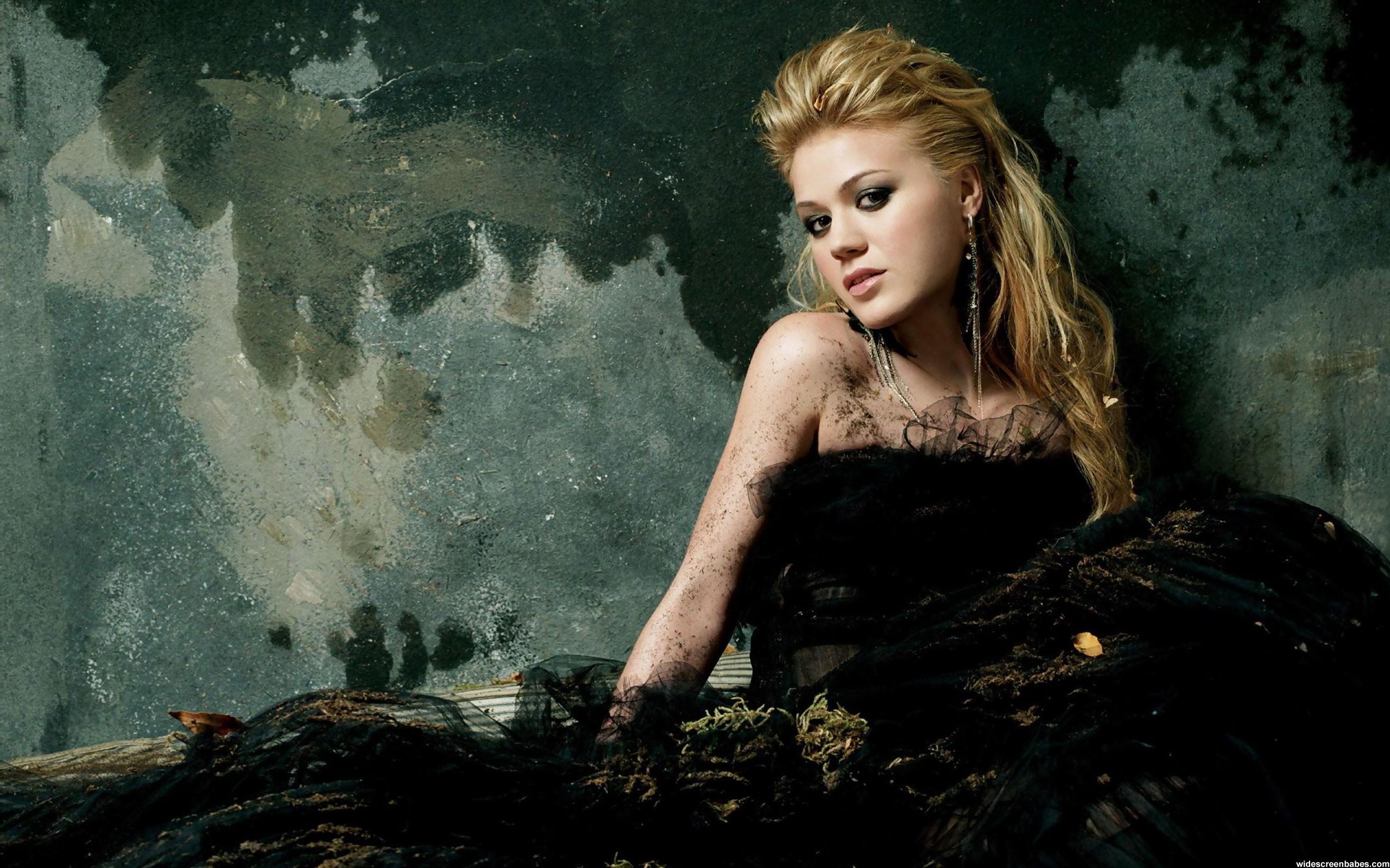 1920x1200 Kelly Clarkson, singer, blonde, tattoos, makeup, in the black dress, sitting on the tree trunk, looking at the camera - Florence Pugh