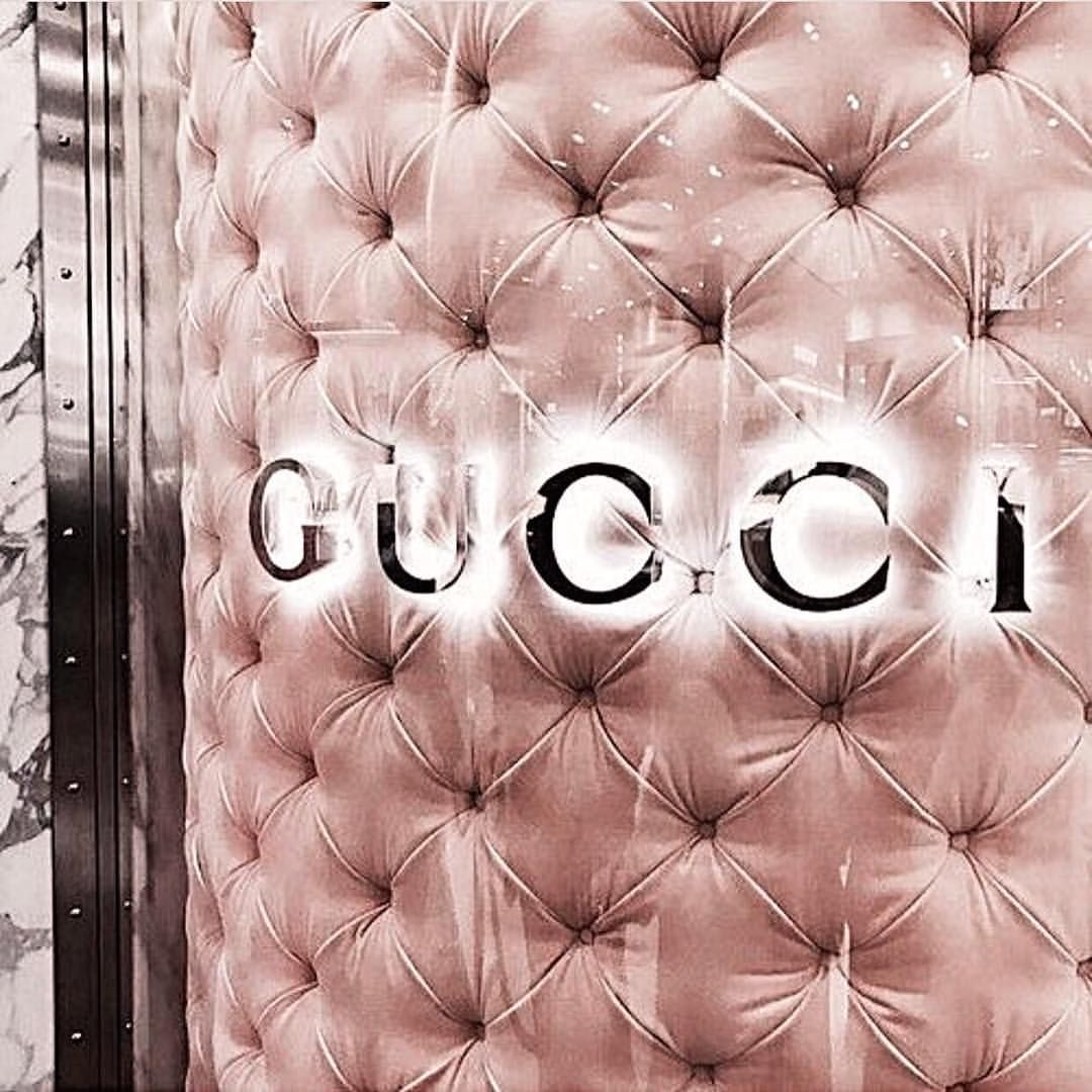 Gucci store in the mall - Rose gold, Gucci