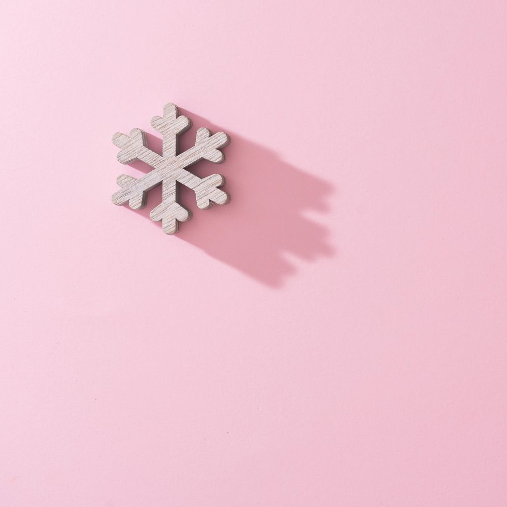 Wooden snowflake Christmas tree decoration with pink background with shadow Photo (4jXZ30)