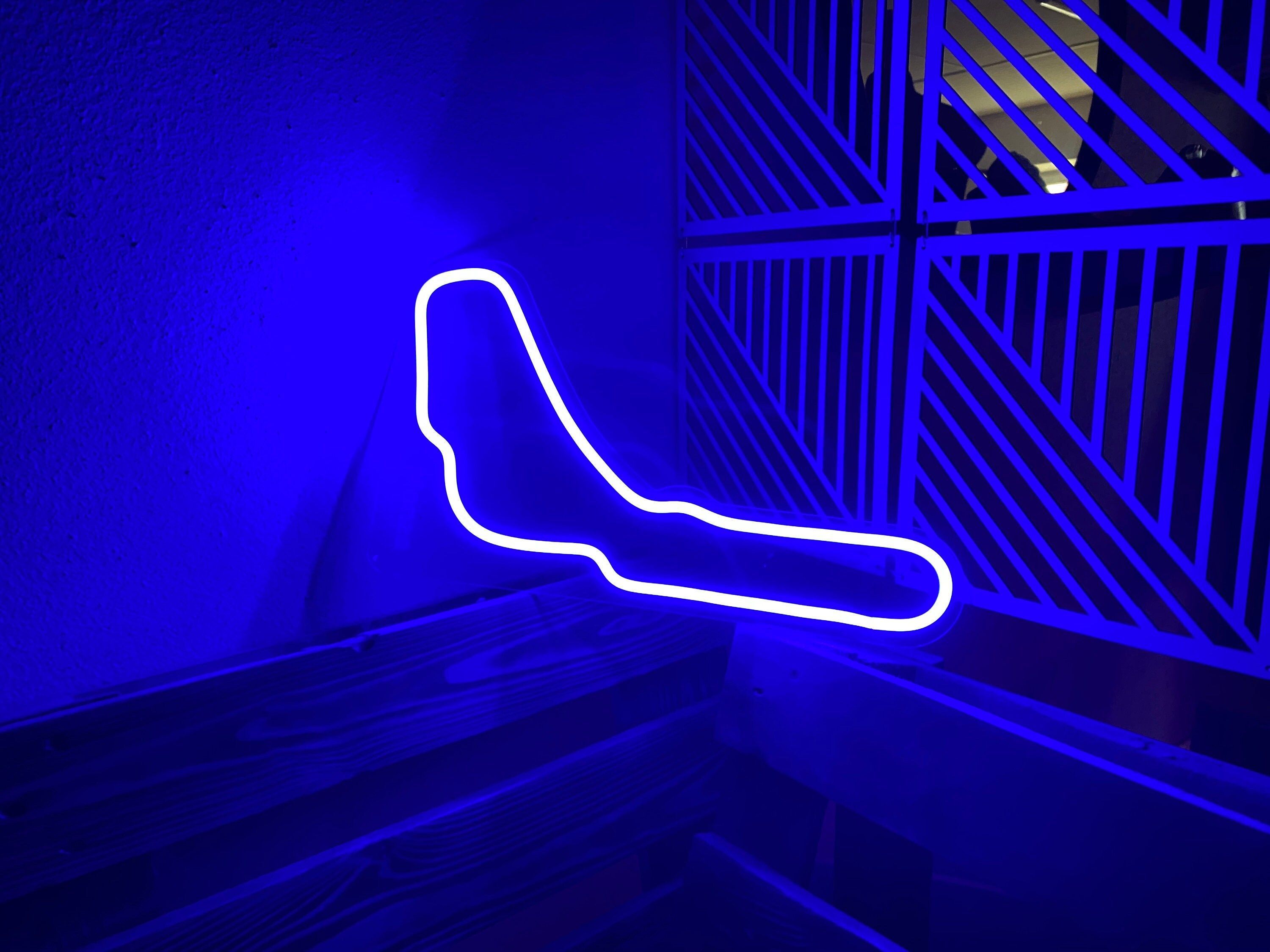 A neon light in the shape of an arrow - Indigo